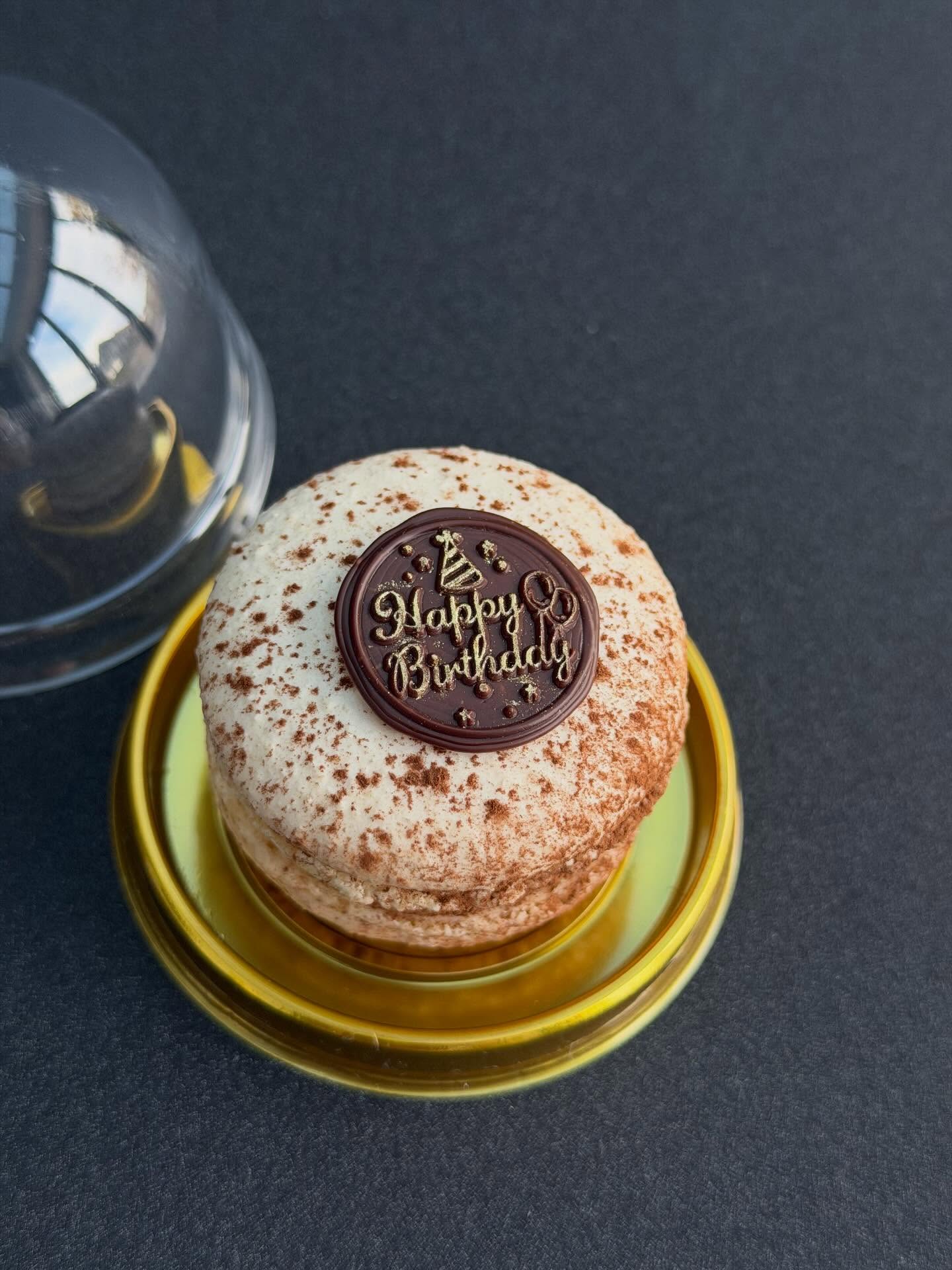 This week we had a fun little order ☺️
A single personalised macaron for a birthday present 🎁 how sweet is this? Tiramisu macaron with a dark chocolate stamp, hand painted with edible gold 🥰
Here at The Secret Macaron we’re happy to bring a smile to your face, however small the order ❤️
#macarons #birthday #happybirthday #specialpresent #personaltouch #handmade #handcrafted #handpainted #bespoke #unique #hemelhempstead #boxmoor #wegotyou