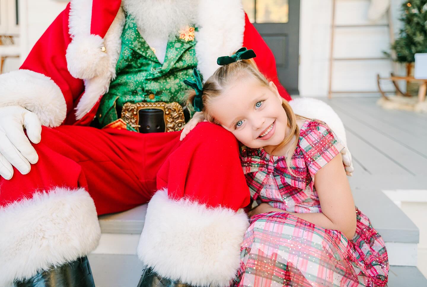 Just casually besties with Santa 🎅🏻 ❤️
#tomballtx #houstonphotographer #cypresstx #christmas #candidchildhood #motherhoodunplugged #clickinmoms #htx #portrait #santa