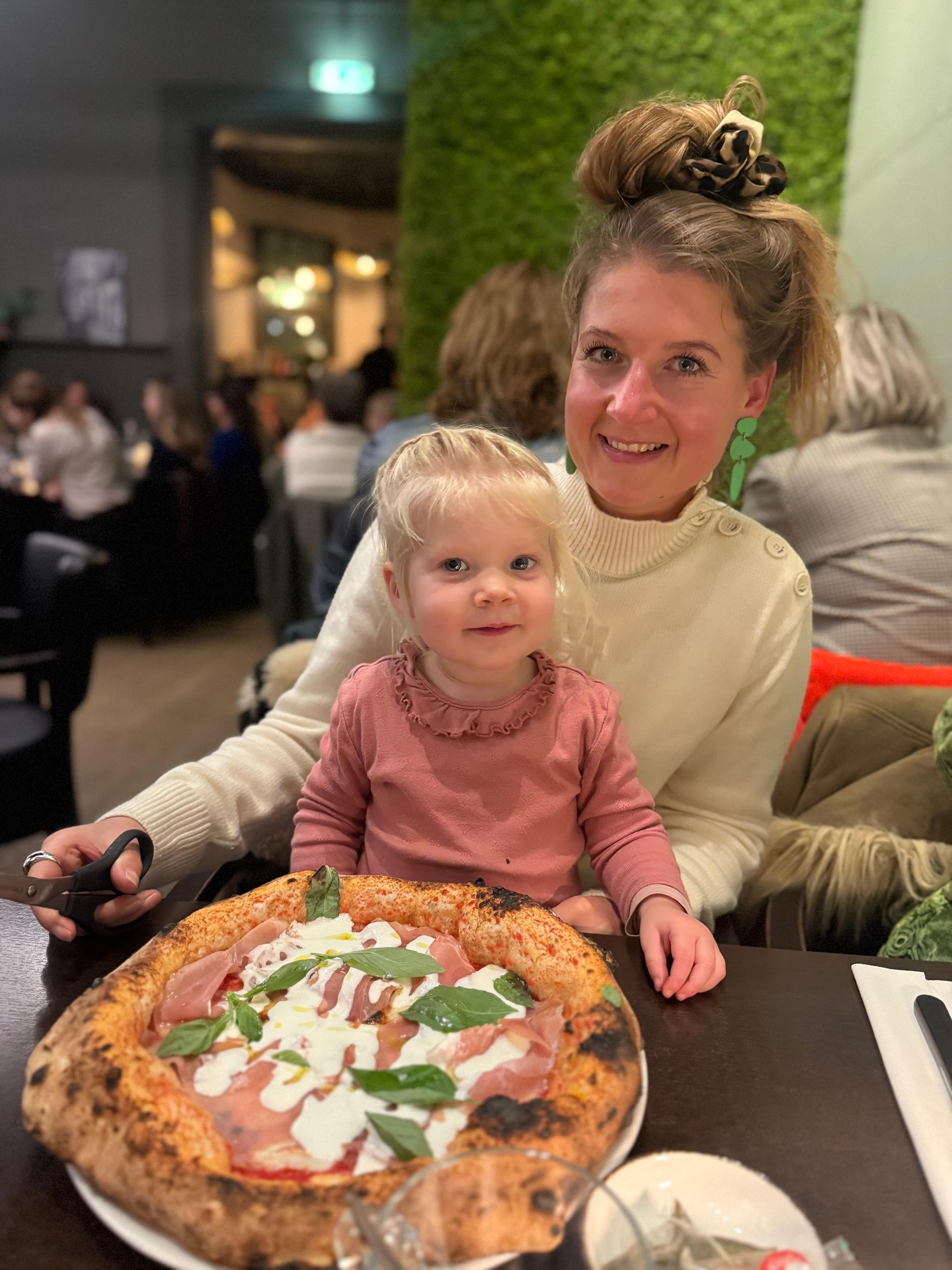 Verjaardag van Isabelle vierden we afgelopen weekend! Wat een verschil met haar 1e verjaardag, tijd gaat zoooo snel 🥹💕
Wat een gezelligheid en Isabelle helemaal wild van alle visite en cadeautjes.
Deze verjaardag was ik veel beter voorbereid als mijn eigen verjaardag. Koffie in de thermoskan, taart al op schoteltjes en hapjes al gesneden en wel in de koelkast. Lege vaatwasmachine dont forget 😜
Ik had taart van de Hema (de red velvet foto taart en appeltaart - vielen allebei erg goed in de smaak) + een mix van gezonde zelfgemaakt hapjes zoals pastinaak chips met knoflook dip van Griekse yoghurt, groente sticks met humus, blokjes kaas, cashewnoten en lever worst.
Enorm genoten 😍
Wat zijn jouw hacks in de verjaardag voorbereiding?