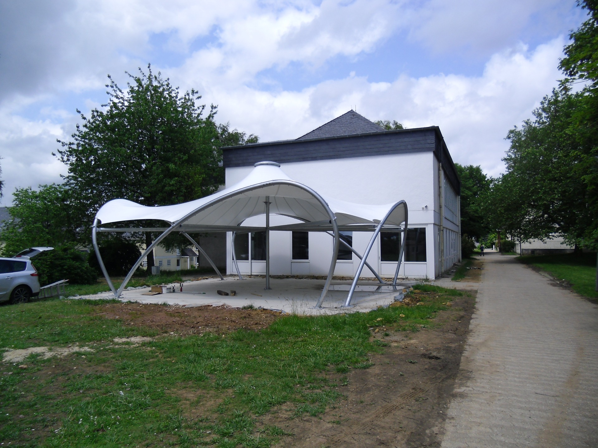 ÇOCUK ISLAHEVİ BAHÇE KANOPİSİ; TRİER_ALMANYA
CHILDREN'S REFORMATORY HOUSE GARDEN CANOPY; TRIER_GERMANY
( Gölgemizdesin 🥰 - Under our Shade 🥰 ) #autopark #shading #asmagermemembran #tensilefabric #tekstilmimarisi #textilearchitecture #mimaritekstil #hibritsistemçözümü #hybridsystemsolution #tasarımvemühendislik #designandengineering #imalatveuygulama #manufacturingandapplication #hightechtensilefabric #meshcephe #meshfacade #carpark #hotel #tensile #fabric #canopy #HTTF #sporyapıları #sportfacilities
