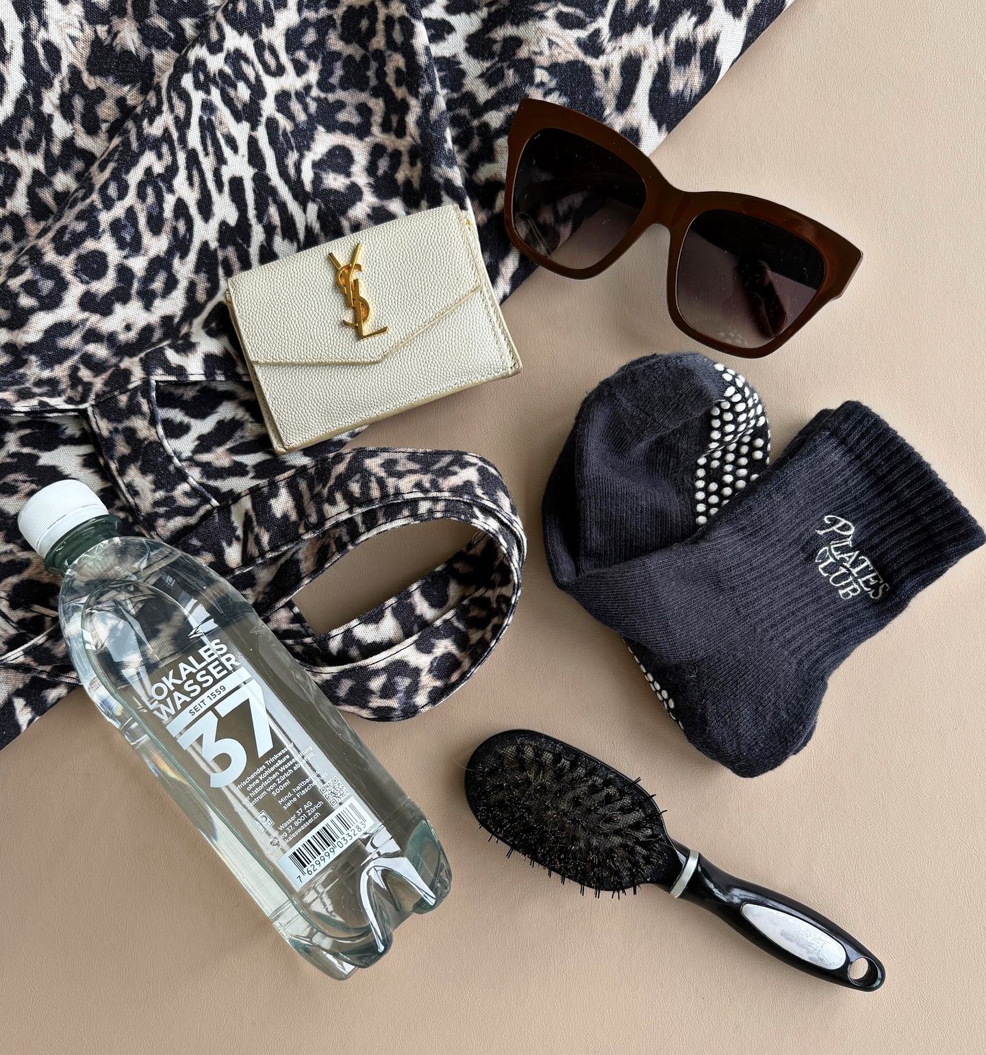 :
🔥𝐖𝐡𝐚𝐭’𝐬 𝐢𝐧 𝐦𝐲 𝐏𝐢𝐥𝐚𝐭𝐞𝐬 𝐁𝐚𝐠?🔥
Wir packen aus von Wasserflasche bis Lieblingssocken.
Und ihr? Was habt ihr immer dabei? Schreibt’s in die Kommentare! 👇
Stylish, comfy & grippy !
Unsere Pilates-Socken in verschiedenen Modellen und Farben bekommt ihr direkt bei uns im Studio! *Anzeige*
#pilates #reformerpilates #reformer #zürich #wädenswil