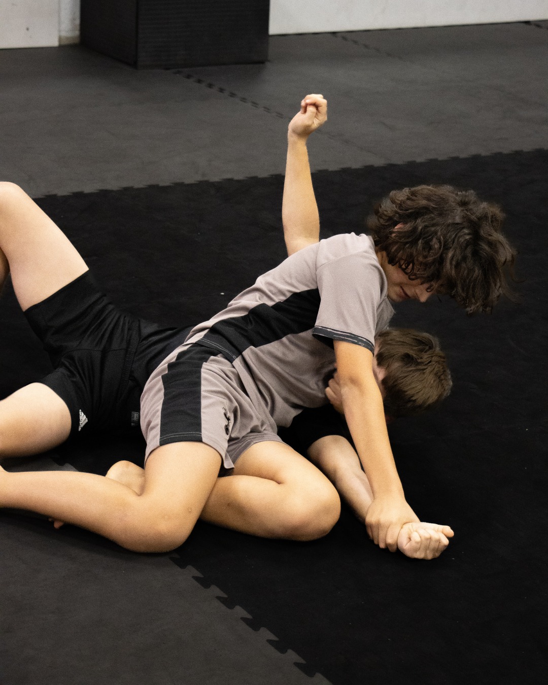 🥋 Thai Kickboksen voor kids!
Bij Jimmy’s Gym leren kinderen op een leuke en veilige manier de basis van Thai kickboksen. Ze werken aan zelfvertrouwen, discipline en conditie en dat allemaal met plezier! 👊💥