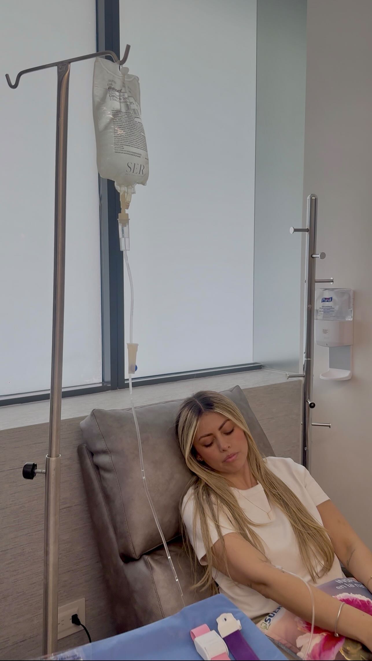 La sueroterapia es un tratamiento médico que administra vitaminas, minerales y antioxidantes directamente en tu torrente sanguíneo, potenciando su absorción y brindándote resultados reales desde la primera sesión 💧
Con una sesión sentirás bienestar y energía, pero con 4 a 6 sesiones notarás una verdadera transformación: Más vitalidad, piel luminosa, mejor sueño y un sistema inmune fortalecido.
En Club SER diseñamos tu plan de sueroterapia según tus necesidades: Detox, inmunológica, revitalizante, gastrointestinal, hormonal, vitamina C y muchas más!
🌿 Cuida tu cuerpo con ciencia, bienestar y resultados visibles.
Agenda tu primera sesión o pregunta por nuestros paquetes especiales.
#ClubSER #Sueroterapia #BienestarConCiencia #CuidarteEsSER