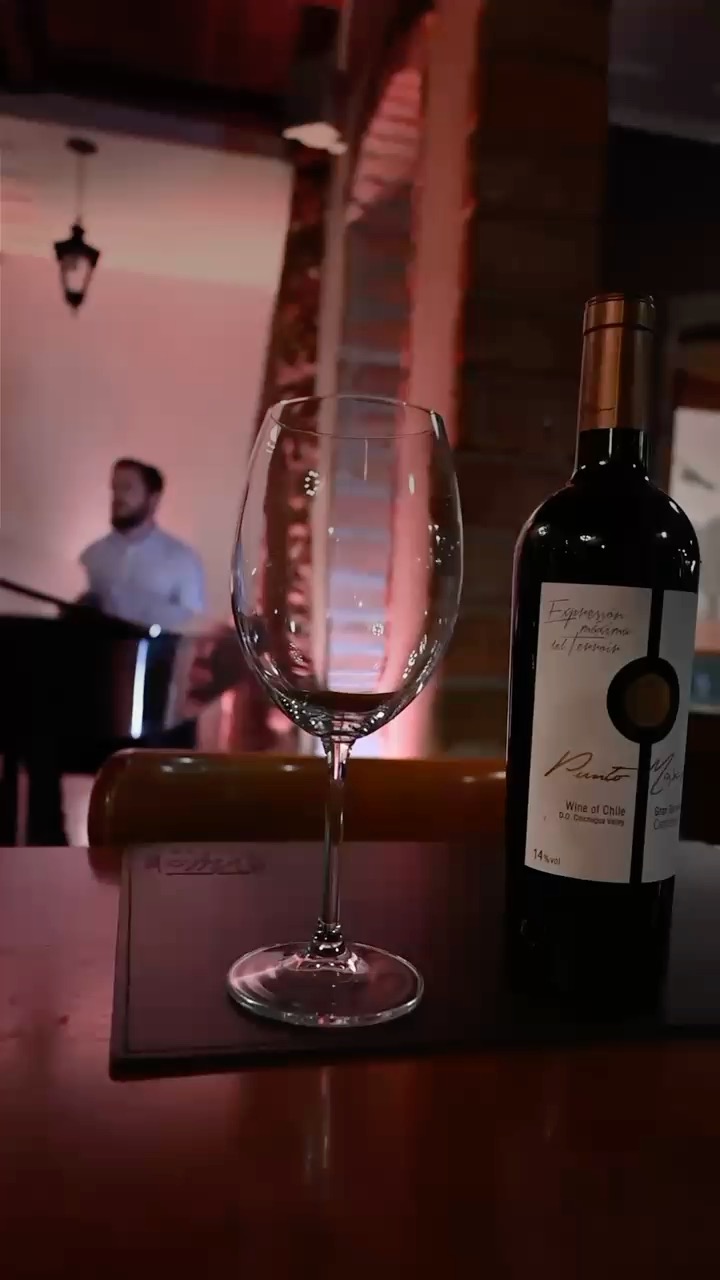 A quarta-feira pede vinho, pizza e aquele som de piano que transforma a noite!
