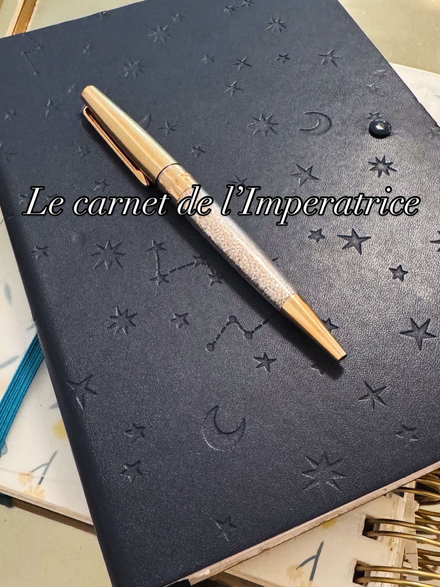 Il y a quelque chose de très spécial qui est en train de naître… ✨
Mon carnet : Le carnet de l’Impératrice.
Depuis des années, j’écris.
Sur mes émotions, mes peurs, mes blessures, mes rêves, mes idées.
Le journaling m’a profondément transformée.
Il m’a aidée à me connaître, à me libérer,
à me reconnecter à ma créativité, à ma sensualité,
à mon énergie féminine et à ma puissance.
Mais j’ai longtemps cherché le carnet parfait.
Celui qui réunirait tout ce dont j’avais besoin :
un espace pour me déposer, me comprendre, poser mes intentions, cultiver ma gratitude, suivre mes routines, honorer ma valeur.
Je ne l’ai jamais trouvé.
Alors j’en avais plusieurs :
un pour mes émotions, un pour mes rêves, un pour mes projets…
et des feuilles blanches éparpillées partout.
Un jour, j’ai compris que ce que je cherchais à l’extérieur,
je pouvais le créer moi-même.
C’est ainsi qu’est né Le carnet de l’Impératrice :
un carnet de journaling, de connaissance de soi, d’amour de soi,
et de reconnexion à ton énergie féminine et créatrice.
Un espace sacré pour te rencontrer, t’écouter, t’aimer et te révéler.
Parce que chaque femme mérite d’écrire sa propre histoire
et de se rappeler qu’elle est la reine de son royaume intérieur.
Il arrive bientôt ! ✨
#journalinspiration #journaling #carnet #developyourself #femmeambitieuse #amourdesoi #connaissancedesoi #confianceensoi #empowerwomen #femmeluxembourg #femme #luxembourg #womenluxembourg #beautéholistique #ecriturecréative #reconnexionintérieure #saimersoimeme