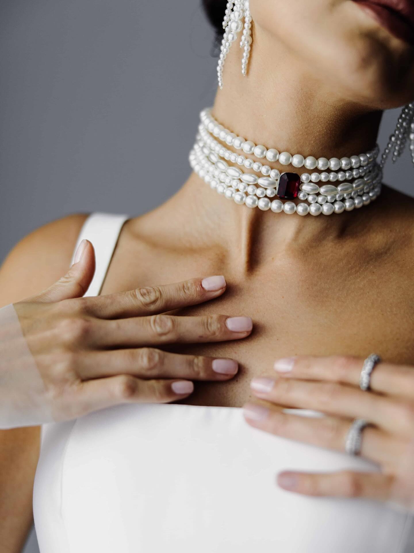 Autorský šperk z ateliéru Zuzany Barčákové nyní na našem webu 🩶 Perlový náhrdelník Júlia – jemný, ženský a nadčasový. Šperk, který nikdy nevyjde z módy. – doplněk, který vynikne jak u svatebního, tak i večerního stylingu.
Každý kus je ručně vytvo