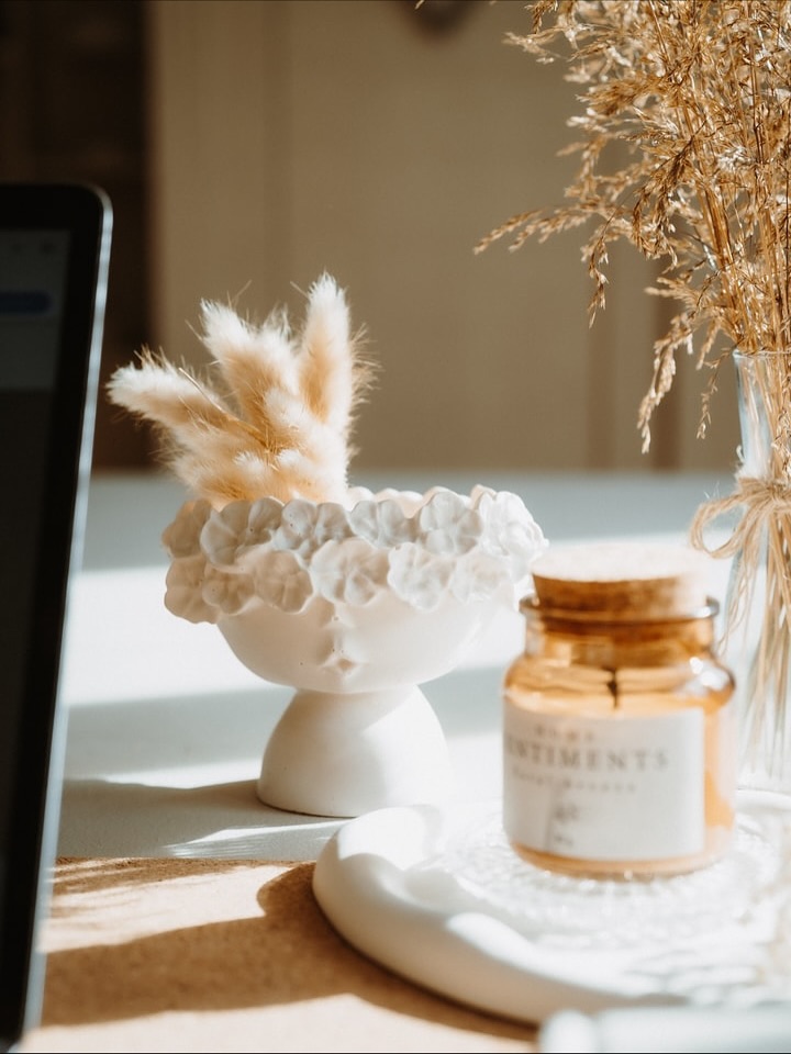 Das beliebte Töpfli «Tête Fleurie» ist nun endlich auch im Onlineshop erhältlich. 🥳
Ein liebevoller Hingucker für dein Zuhause – ob mit Trockenblumen dekoriert, mit Wattebäuschchen im Bad oder bei Kaffee & Tee gefüllt mit kleinen verpackten Schöggeli: Tête Fleurie ist vielseitig einsetzbar und bringt in jedem Raum eine besondere Note. 🤎✨
#laviaatelier #lvatelier #besondersfürdich
#jesmonite #jesmonitedesign #jesmonitehomeware #handmade #homedecor #homedecorideas #homedecoration #deko #geschenkidee #handmadegifts #wohnaccessoires #interior #decorideas #kerzen #candles