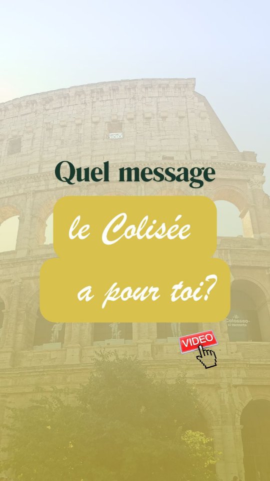Quel message Le Colisée a pour toi ?
Je ne m’attendais pas à ça.
Je suis venue comme on visite un monument.
Curieuse. Fascinée par l’histoire, la grandeur, les pierres millénaires.
Mais une fois à l’intérieur…
Quelque chose s’est passé.
Un frisson.
Comme si les murs parlaient encore.
Le silence résonnait plus fort que les foules.
Et j’ai senti… une mémoire.
Quelque chose d’ancien. De puissant.
Comme un appel.
Alors je me suis arrêtée.
J’ai fermé les yeux.
Et j’ai écouté.
Pas avec mes oreilles.
Avec mon cœur.
Et là…
J’ai ressenti cette énergie brute, intense, presque sauvage.
L’élan de vie qui, même dans l’arène, cherche toujours à se relever.
Ce lieu porte les cicatrices du passé.
Mais il n’est pas que souffrance.
Il est aussi courage.
Survie.
Transmutation.
Et moi, debout au centre de ce cercle de pierre,
j’ai senti :
Comme si Rome, dans son souffle antique,
me rappelait que la force ne vient pas de l’extérieur…
mais de ce qu’on choisit d’habiter.
Alors je me suis dit :
Et si je faisais la paix avec mes arènes intérieures ?
Et si je bénissais mes propres cicatrices comme des reliques sacrées ?
Et si je cessais de fuir ce feu en moi, pour enfin le porter avec grandeur ?
Ce jour-là,
dans le ventre du Colisée,
j’ai retrouvé une part de ma puissance oubliée.
Et toi…
Dans quelles arènes te tiens-tu encore sans le savoir ?
Alors si tu marches un jour dans une arène,
qu’elle soit de pierre ou intérieure…
Souviens-toi :
Tu n’es pas là pour survivre.
Tu es là pour rayonner.