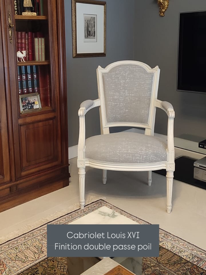 Pose d’un nouveau tissu pour ce cabriolet Louis XVI finition double passepoil de chez @passementeries_idf et tissu Aqua Clean Dinisia de chez @casaltissus