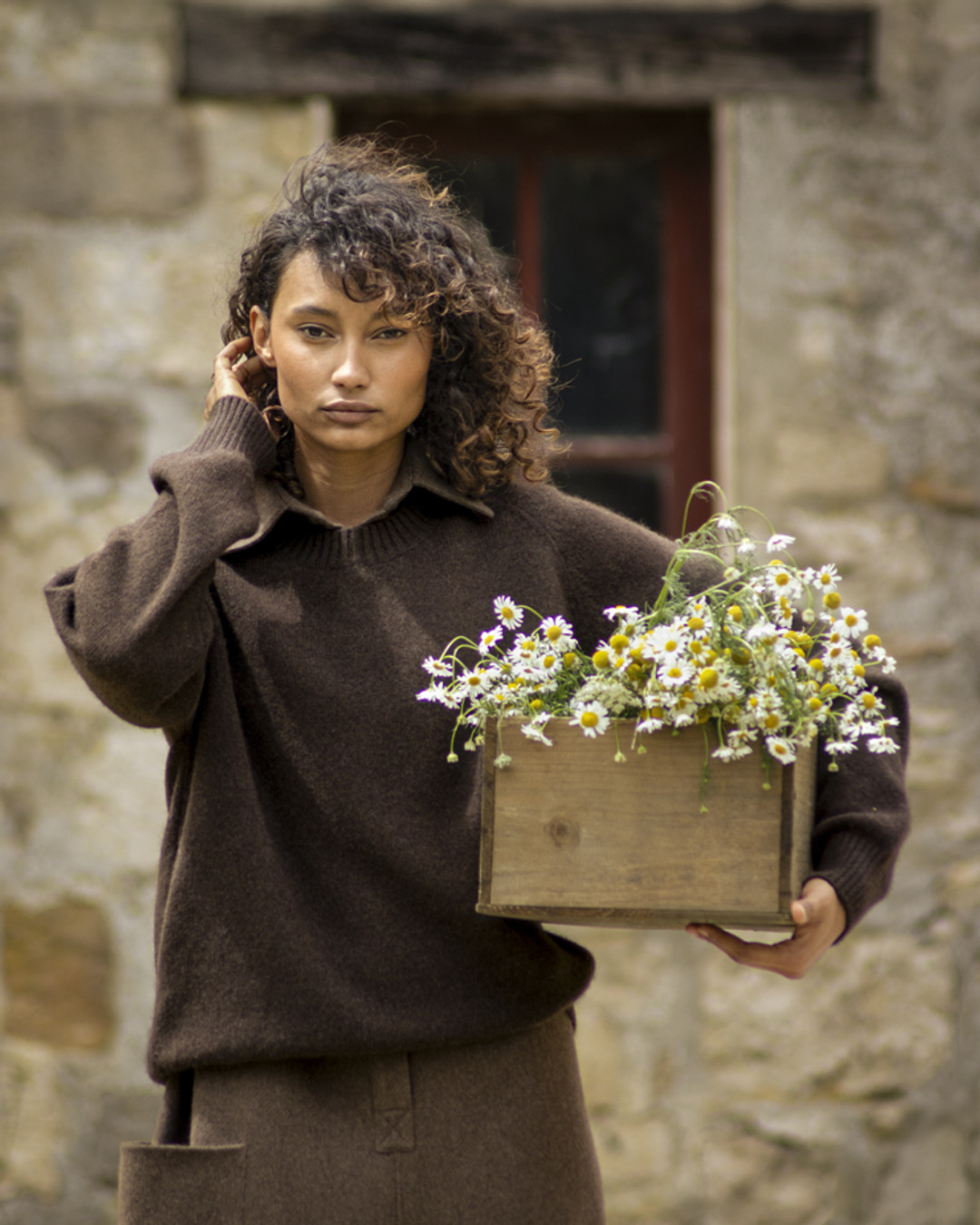 Le pull Tanan n'est pas une “maille d’hiver”.
C’est un doudou socialement accepté.
Tricot dense, fibre de yak, unisexe, coupe qui tombe juste.
Résultat : vous n’aurez plus envie de le quitter…
ni de le prêter.
Ce n'est pas un pull. C'est une relation.
🤎 Yak naturel, non teint
🧶 Doux sans compromis
🌬️ Chaud sans étouffer
🧍♂️🧍♀️ Unisexe, comme la tendresse
Photographer: @shotbysuna, @thibaultry
Make up & hair artist: @enea_makeuphair
Stylist : @alexandra_orsoni
Model: @alexandra_orsoni
#TergelYakshmere #PullTanan #SlowLuxury #NaturalFibre #UnisexStyle #YakWool #QuietLuxuryFashion