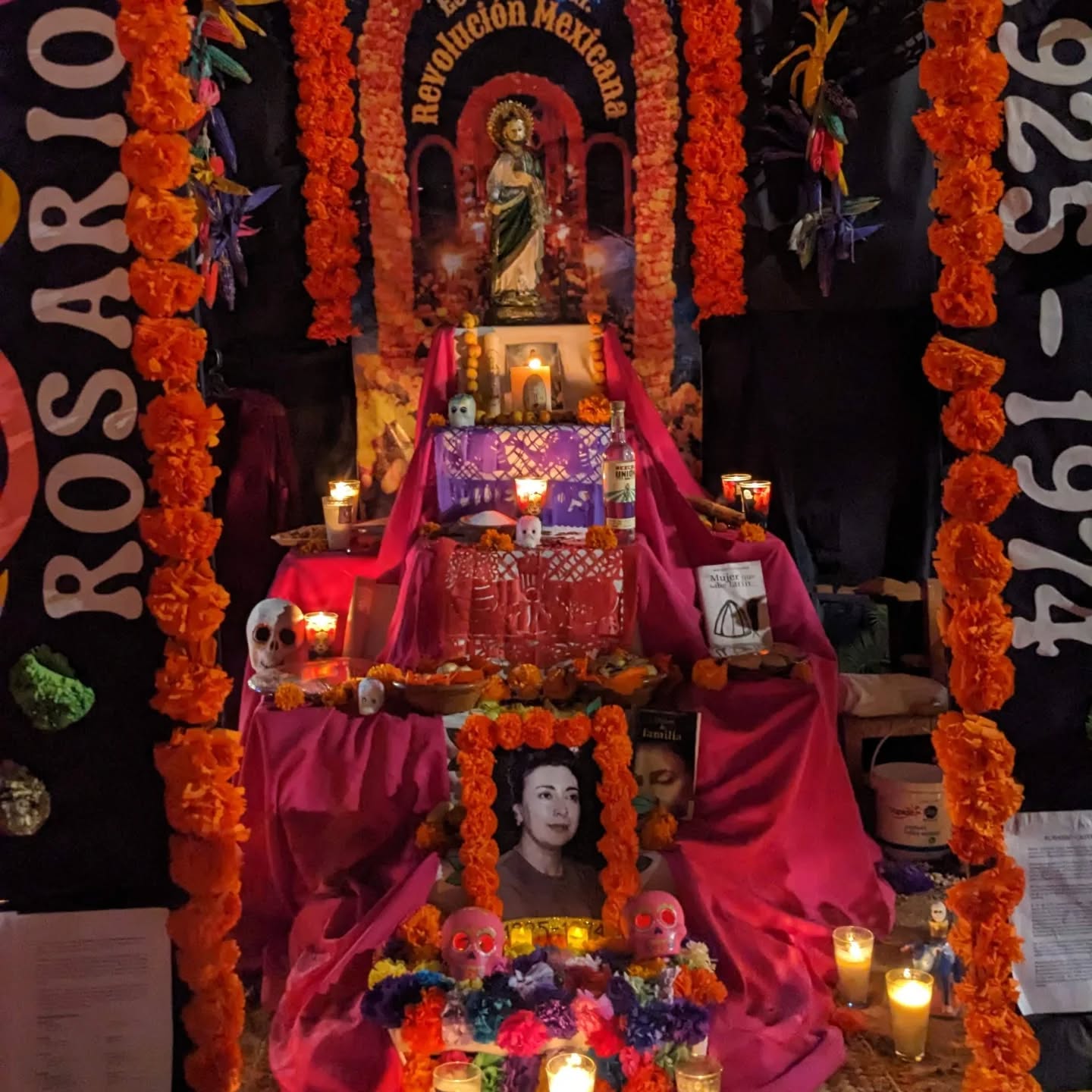 💀✨ L’art sacré de l’autel du Día de los Muertos ✨💀
Chaque année, au Mexique, les maisons s’illuminent de bougies, de fleurs et d’amour. 🌼
Les autels ( appelés ofrendas, ou Altar) sont bien plus qu’une décoration : ce sont des ponts de lumière entre les mondes, un hommage vibrant à ceux qu’on aime et qui continuent de vivre à travers nous. 🕯️
Sur un autel, rien n’est laissé au hasard :
💐 Les fleurs de cempasúchil guident les âmes par leur parfum.
🔥 Les bougies éclairent leur chemin.
💧 L’eau apaise leur soif après le voyage.
🍞 Le pain de muerto nourrit le souvenir.
📷 Et les photos rappellent l’amour éternel.
Savais-tu que certains autels sont construits à 7 niveaux ?
Chacun représente une étape du voyage de l’âme vers la lumière :
1️⃣ Le sommet honore Dieu ou la conscience divine.
2️⃣ La lumière guide les âmes du purgatoire.
3️⃣ Le sel purifie le passage.
4️⃣ Le pain symbolise la vie et la renaissance.
5️⃣ La nourriture terrestre offre réconfort et joie.
6️⃣ La photo relie le cœur au souvenir.
7️⃣ Et la croix à la base ancre l’amour dans la Terre. 🌎
Construire un autel, c’est un acte d’amour et de gratitude.
C’est dire à nos ancêtres : « Je me souviens. Je t’honore. Je continue ton histoire. » ✨
Quand j’ai fait le mien, j’y ai mis tout mon cœur : des fleurs, de la lumière, des souvenirs, la nourriture qu'ils aiment … et une immense dose d’amour. 🧡
Bon, il me manquait un peu de couleur haha 😅 mais l’intention y était !
Et t’as vu, j’ai fait aussi 7 étages sur le mien tu as réussi à les compter ? 😜
#diadelosmuertos #ofrenda #altar #mexico #traditionmexicaine #spiritualité #ancêtres #rituel #pepette #foryoupage #fyp #fypシ゚