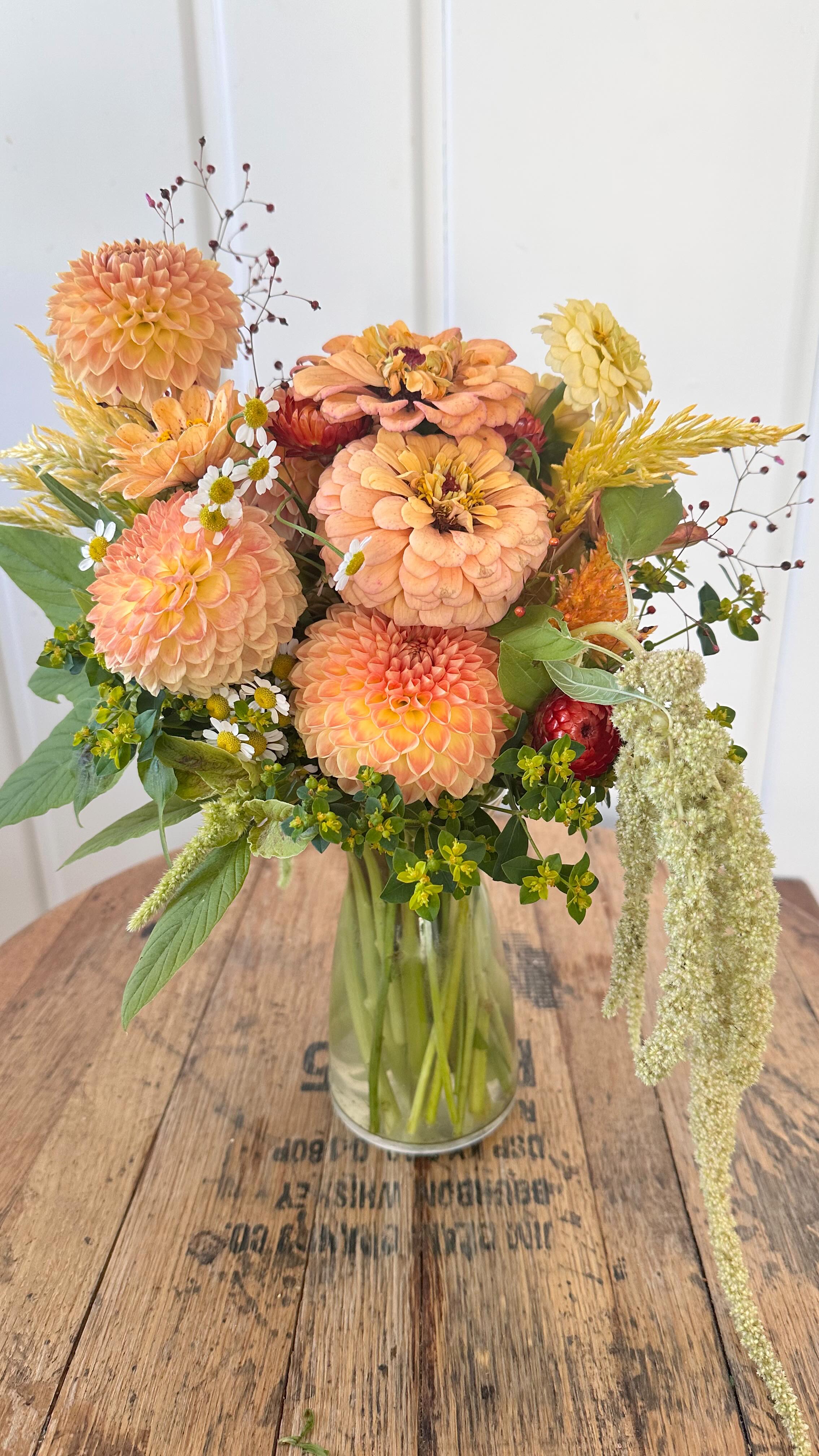 This bouquet has all the fall vibes — soft, muted colors and some of my favorite textures. The garden is quiet now, but planning for next season is underway. I’ll be growing all of these again: dahlias, zinnias, celosia, strawflower, amaranthus, jewels of Opar, and feverfew. I can already picture next year’s blooms.
#fallflowers #bouquetinspiration #minnesotaflowers #seasonalflowers #dahlias #zinnias #celosia #strawflower #amaranthus #feverfew #jewelsofopar #slowflowers