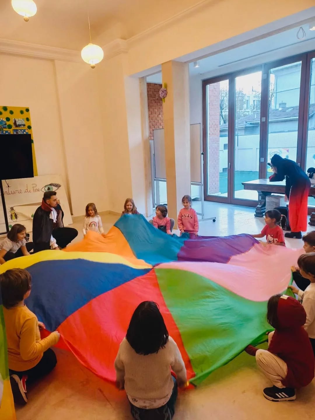 Compiti ✅
Sorrisi ✅
Nei giorni scorsi, i nostri bambini del doposcuola si sono divertiti tantissimo in un pomeriggio pieno di giochi e allegria!
Un grande grazie a @cuibdejoaca per tutti questi momenti felici! 💫
Temele ✅
Zâmbetele ✅
Elevii noștri care rămân la afterschool s-au bucurat, zilele trecute, de o după-amiază plină de distracție și voie bună.
Mulțumim, @cuibdejoaca, pentru aceste momente minunate! 💫