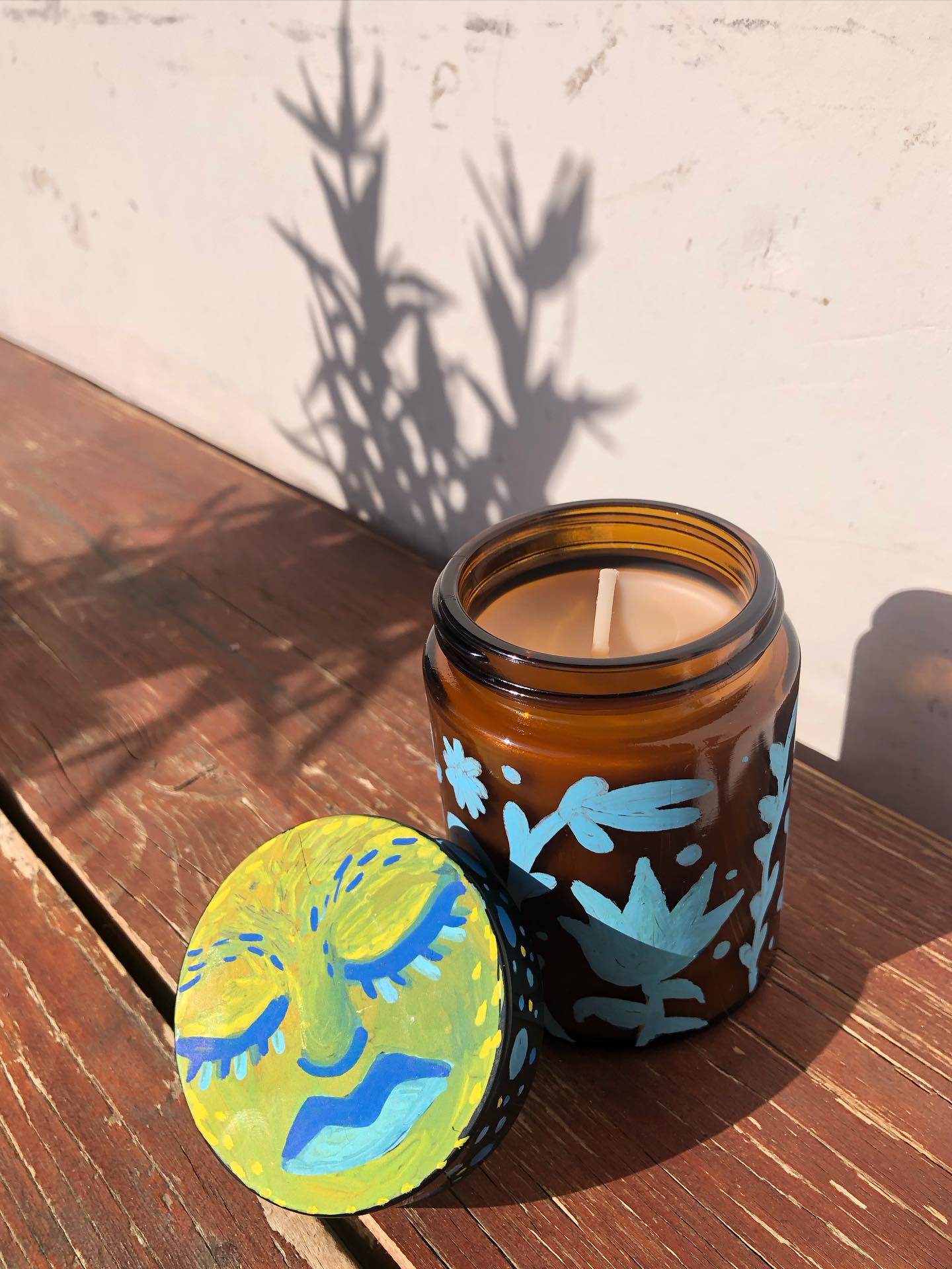 Vela aromática con pintura hecha a mano 🕯️
Ni siquiera la encendí y mi habitación ya huele increíble 😌💕
¿Quieres una? Mándame un DM 💌