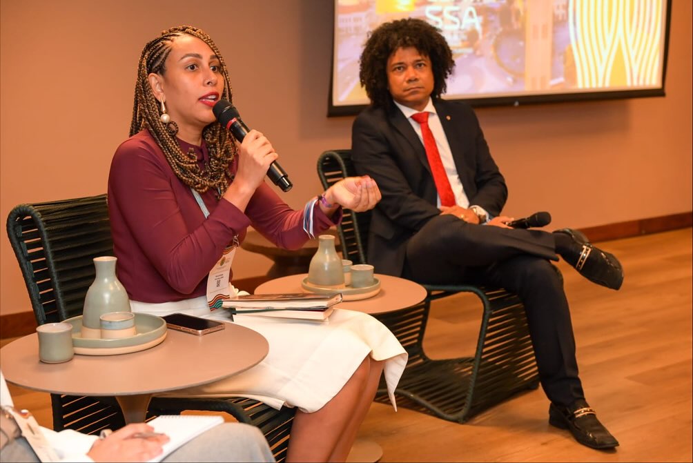 ✨ Orgulho da APROMP!✨
A Procuradora Maria Antônia da Silva Jorge brilhou ontem (29/10) como palestrante na sala temática de Antirracismo do XX Congresso Brasileiro de Procuradoras e Procuradores Municipais!
Debater práticas antirracistas na advocacia pública é construir um sistema jurídico mais justo e representativo.
Gratidão por levar a voz da APROMP nessa conversa tão necessária! 💜
#APROMP #PalmasTO #ProcuradoresMunicipais #Antirracismo #Representatividade #AdvocaciaPublica #CongressoProcuradores #EquidadeRacial