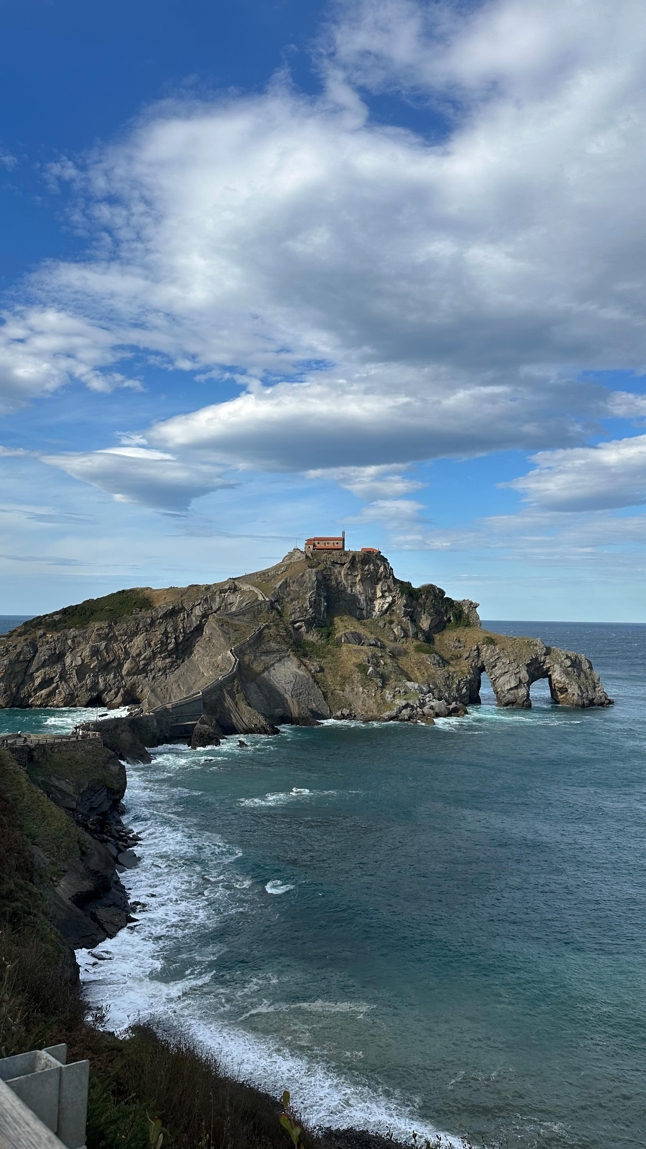 🇨🇭🇩🇪 Eines von zahlreichen Highlights unserer Reise war der Besuch bon San Juan de Gaztelugatxe. Einer kleinen Kapelle auf einer Insel im Golf von Bizkaia. Serienfans werden Teile davon aus #gameofthrones und #houseofdragons kennen, denn Teile dieses mystischen Bauwerks erscheinen darin als Schloss Dragonstone. Ein einmaliges Erlebnis.
🇪🇸 Uno de los muchos momentos destacados de nuestro viaje fue la visita a San Juan de Gaztelugatxe, una pequeña capilla situada en una isla del golfo de Vizcaya. Los fans de las series reconocerán partes de ella por aparecer en Juego de Tronos y La casa de los dragones, ya que algunas partes de este místico edificio aparecen en ellas como el castillo de Rocadragón. Una experiencia única.
🇬🇧 One of the many highlights of our trip was visiting San Juan de Gaztelugatxe, a small chapel on an island in the Bay of Biscay. Fans of the series will recognise parts of it from Game of Thrones and House of Dragons, as parts of this mystical building appear in it as Dragonstone Castle. A unique experience.