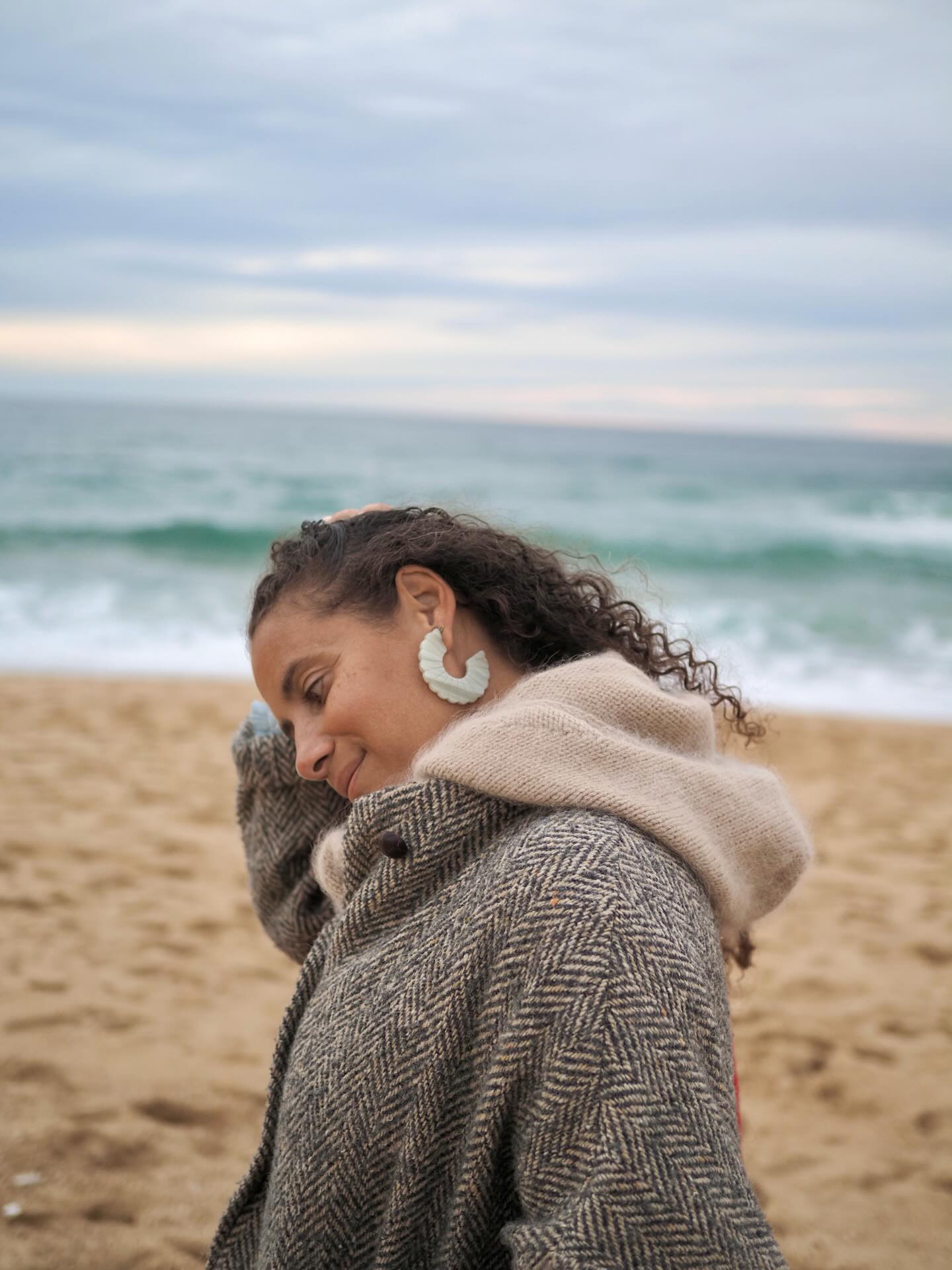 R o m i e c’est une maxi capuche et un gros snood chaud et doudou. 🧸 C’est le modèle de capuche la plus simple parmi tous mes modèles. Aucune maille à relever, la bordure se tricote en même tant que la capuche. Aiguilles 4 1/2. Donc ça va assez vite. ⭐️ Bref, elle a beaucoup d’arguments pour elle.
🐿️ Retrouvez La Fiche tricot en 2 tailles en français et en anglais sur Ravelry et www.AtelierEmilie.com
Fils . sable @lainesduvalgaudemar
.
.
#atelieremilie #ateliermiliedesigns
#knitting #knitweardesigner #mohairaddict
#tricotété #summerknitting
#tricot #strikk tricot #jeportecequejetricote
#romiebyae #romiebyae