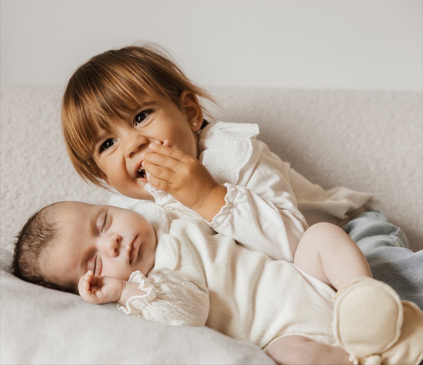 L & G 🤍
A les sessions amb germans/es passen coses màgiques. No cal forçar res, només observar atentament, deixar-los fer, i capturar tot allò que surt de manera natural: una mirada, una rialla, una carícia tendra…
Gràcies família per la vostra confiança i per permetre’m acompanyar-vos en moments tan bonics com aquest. 💛
Si us ve de gust viure una experiència així, les sessions d’estudi són l’espai perfecte: càlid, tranquil i pensat perquè us sentiu com a casa.
Una abraçada,
Andrea Pop
🖥️ www.andreapopfotografia.com
✉️ andreapopfotografia@gmail.com
📲 687 69 44 61
.
#andreapopfotografia #tremp #pallarsjussà #pallars #lleida #catalunya #viujussà #igerslleida #igerspallars #igerscatalunya #fotografialleida #fotografiapallars #fotografadefamilia #fotografiadematernidad #fotografiadefamília #maternidad #maternitat #paternidad #paternitat #newborn #recentnascut #newbornlifestyle #fotografianewborn #fotografanewborn #reciennacido #bebé #familia #fotografiadebebes #fotograflleida #fotografpallars