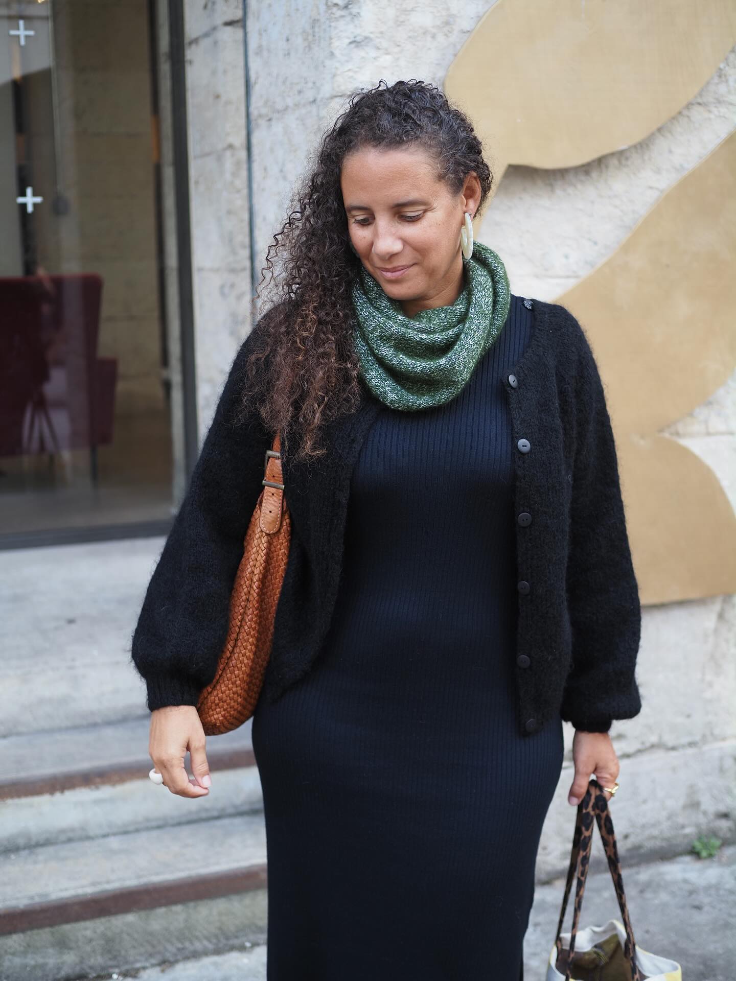 Hier j’ai inauguré mon BANDIDAS 🦖 tricoté avec un fil fingering et un fil lace ensemble. Ça en fait le parfait petit accessoire pour ces journées d’automne.
Je portais aussi mon LUZ cardigan 🐦⬛ tricoté avec un gros fil de mohair et soie qui en font une version beaucoup plus chaude que mon premier Luz.
Donc deux modèles 📓 tricotés dans un mélange de fils différents de leur version initiale et j’adore l’idée de pouvoir porter un même modèle aussi bien au printemps//été qu’à l’automne//hiver.
🐿️ Retrouvez les Fiches tricot en français et en anglais sur Ravelry et www.AtelierEmilie.com
Fils .
.
.
#atelieremilie #ateliermiliedesigns
#knitting #knitweardesigner #mohairaddict
#tricotété #summerknitting
#tricot #strikk tricot #jeportecequejetricote
#bandidasbyae #bandidasbyae
#luzcardigan #luzcardigan