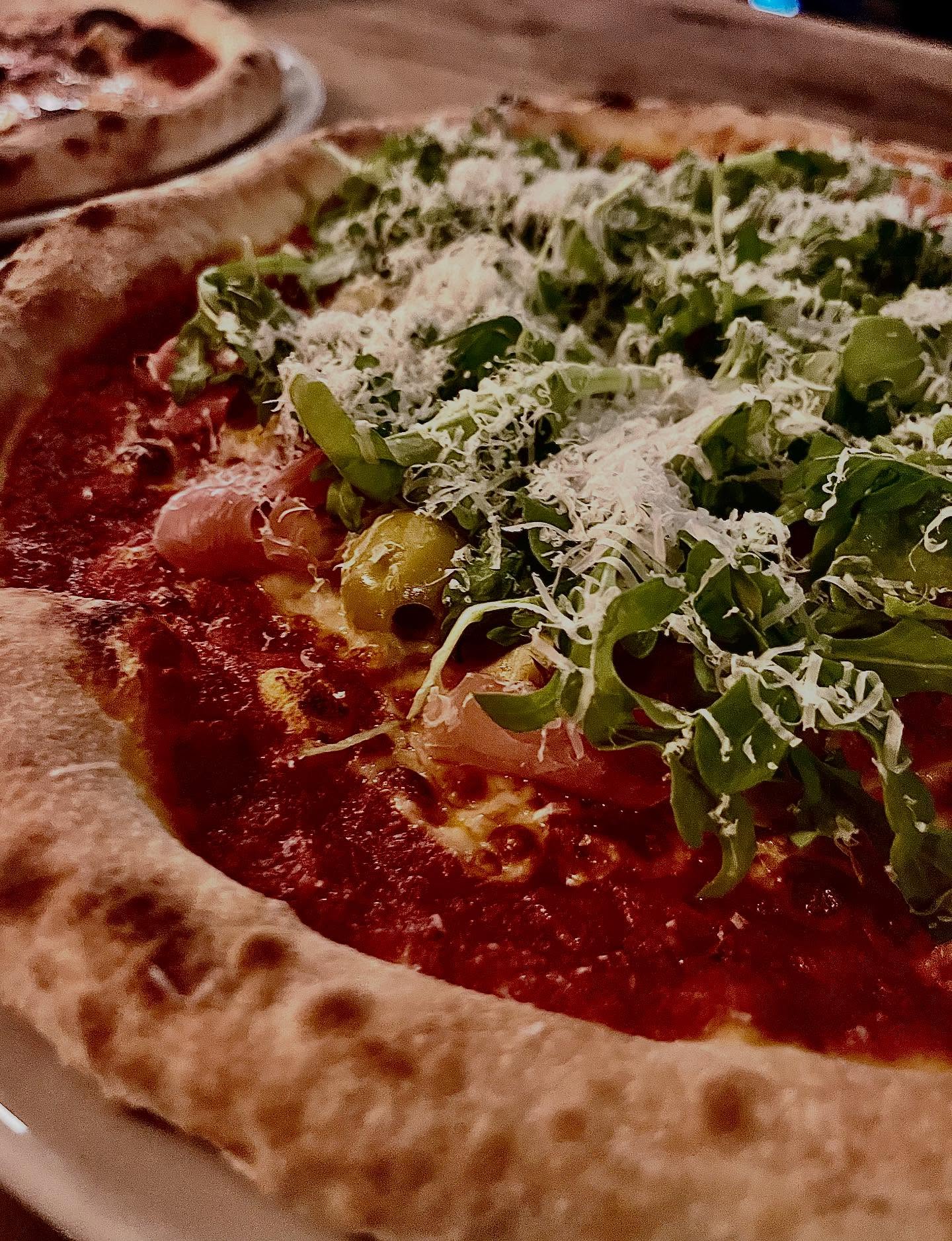 🍕 Don’t swipe if hungry 🍕 (def swipe) Did you know 7 days a week we have a chef who is solely working on making our handmade pizzas with no other distractions? We think it shows proof in the pudding and all that. Buy one get one half price on Sunday eves too which is pretty cool. Add or take away any toppings or make it vegan if ya fancy. #pizzagram #pizzasofinstagram #pizzabristol #bristolfood #bristolpubs #eastonbristol #bristolfoodie #bristolpubs #veganfoodlovers