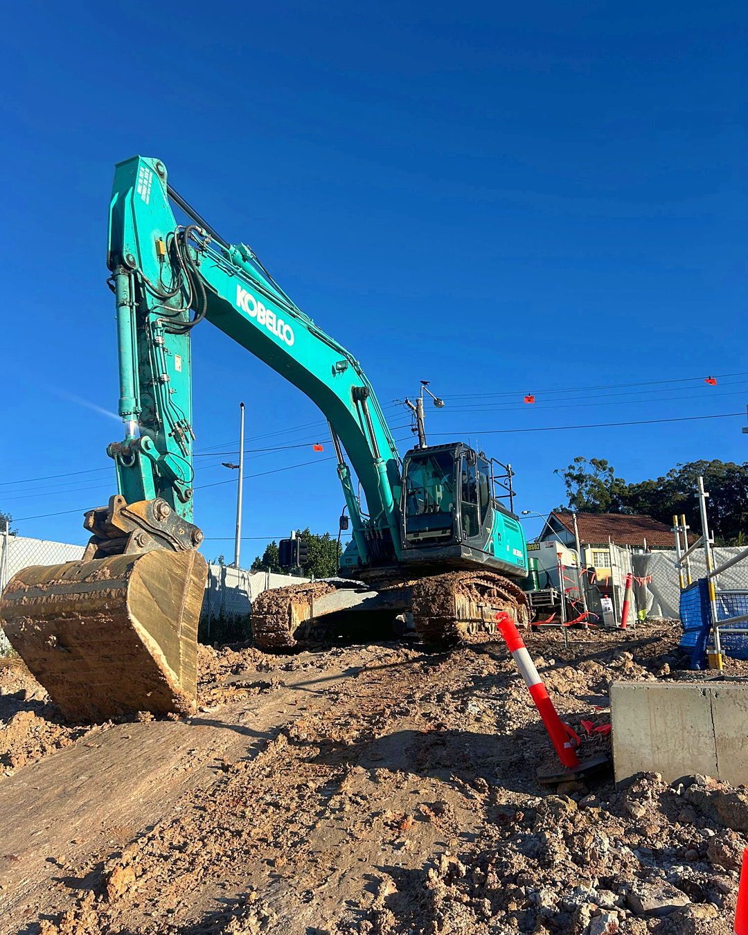 ✅30T Kobelco onsite ✅Sunny day ✅Good shot... Ready to hire - Call us now on 1300 851 871 we offer competitive rates, quality gear and service we are proud of.
#KobelcoExcavator #DryHireExperts #SEQConstruction #Earthmoving #PlantHire