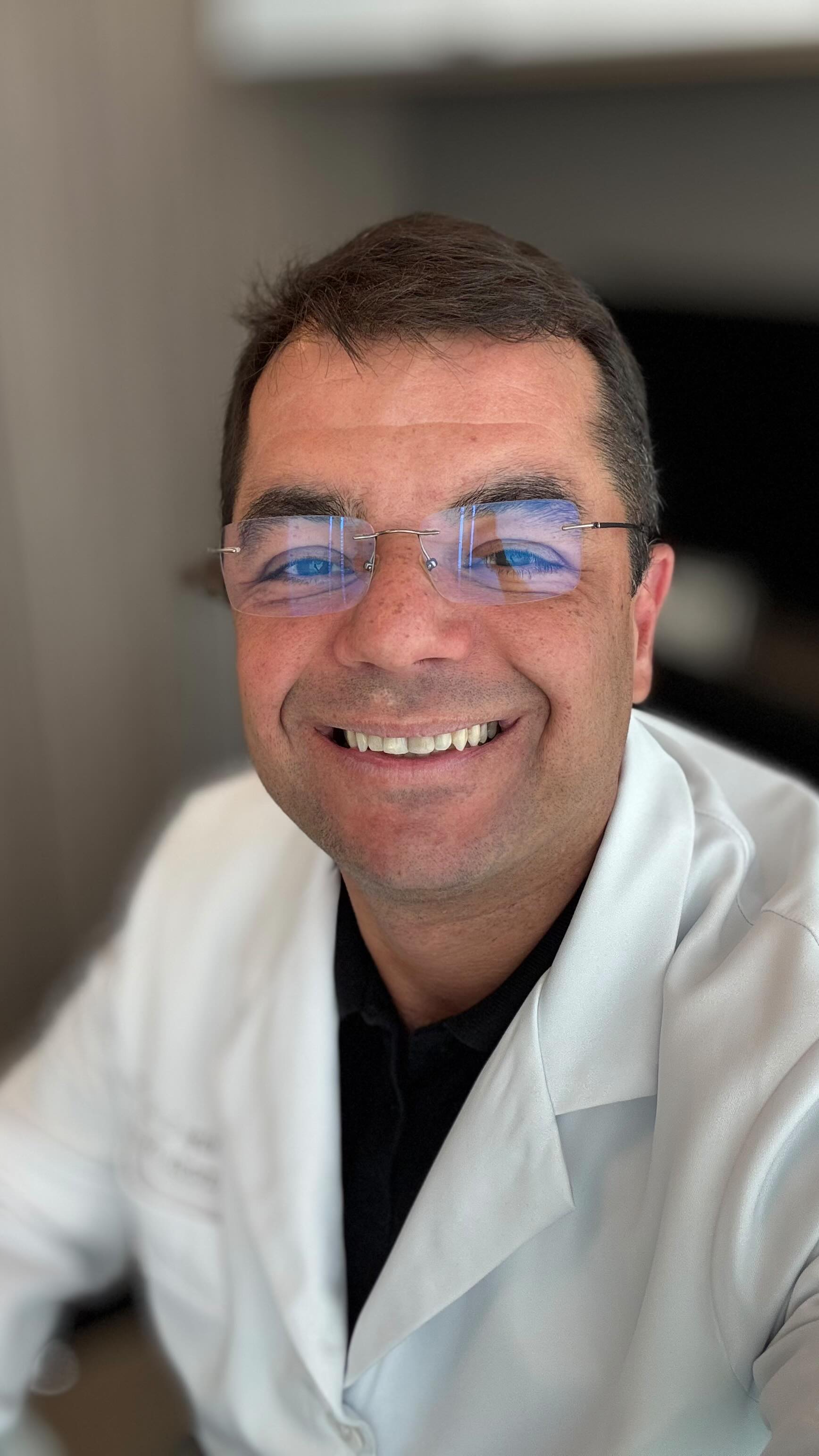 Doenças Venosas são mais prevalentes. Doenças Arteriais são mais delicadas. Importante nas duas: o cuidado médico. Orientar os pacientes é tão ou mais importante do que medicar ou operar. Acolhimento e Orientação SEMPRE. Medicamentos e Procedimentos QUANDO NECESSÁRIOS. Estes são pilares do cuidado aqui na Anima Cuore. #cirurgiavascular #saudevascular #varizes #angiologia #niteroi #vascular @animacuore.clinica