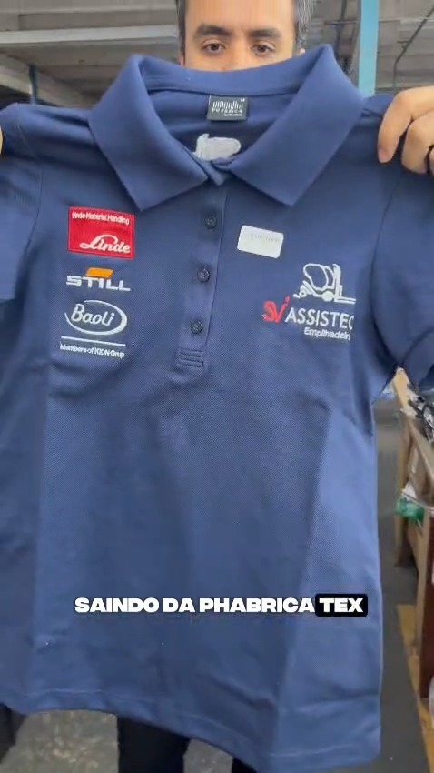 Enquanto você assiste esse vídeo, centenas de uniformes estão sendo produzidos na Phabrica.
Aqui, cada detalhe é pensado com precisão, nada de improviso. Tem tecnologia, controle de qualidade e o padrão de uma marca nacional que entrega em escala.
Esses de hoje? Vão direto para grandes empresas que confiam na nossa excelência.
🚀 Aqui a produção não para e a qualidade também não.