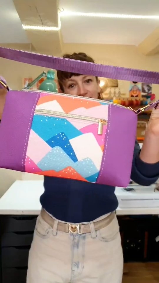 Lui, c’est L’Impeccable. Et il porte bien son nom.
Chic, pratique, affirmé — le sac pensé pour celles qui ne s’excusent pas d’exister.
Une pièce forte, un essentiel du quotidien, une création qui t’accompagne partout.
Disponible dès maintenant sur ma boutique en ligne et en série limitée 👜💫 Pssst le lien est dans ma bio ! 😉
#nouveaute #artisanatfrancais #créatricefrancaise #sacfemme #styleauthentique #faitmainavecamour #slowfashion #marquefrancaise #accessoiresdurables