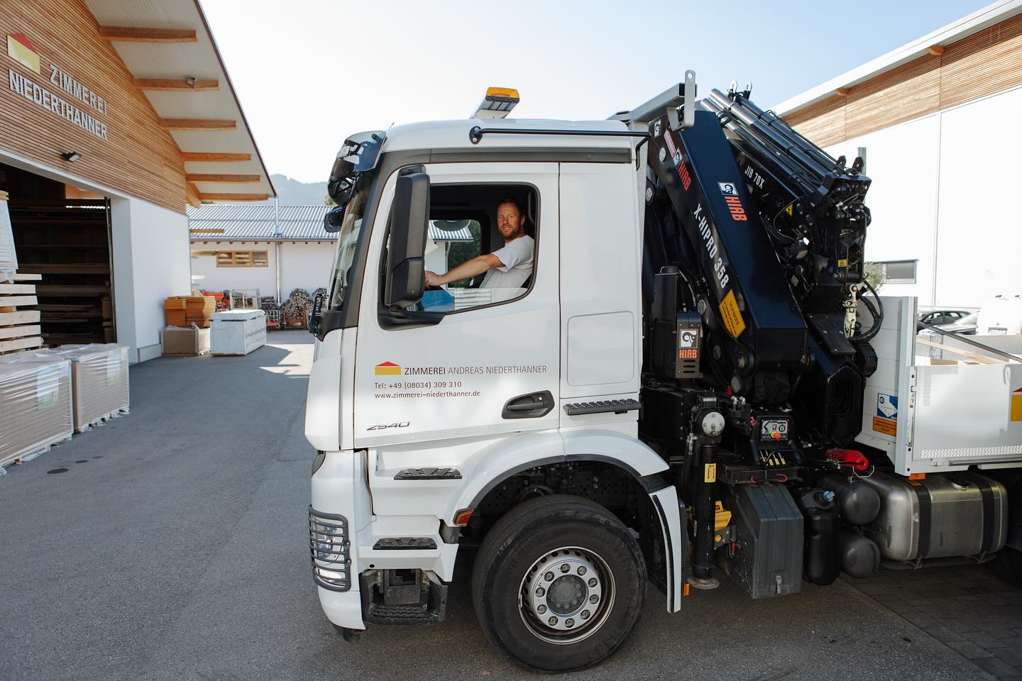 Unterwegs für euch!
Jeden Tag im Einsatz, wenn’s drauf ankommt – unser LKW mit Kran unterstützt uns auf vielen Baustellen.🚚
Ob schwere Holzelemente oder Materialtransport: zuverlässig, vielseitig und für unser Team eine riesige Erleichterung!🙌🏽
Mit eigenem Fuhrpark und Technik heißt’s bei uns: Alles aus einer Hand – für unsere Kunden einfach top!😍
#holzbau #allesauseinerhand #zimmereiniederthanner #teamwork #kranpower #hiabcrane