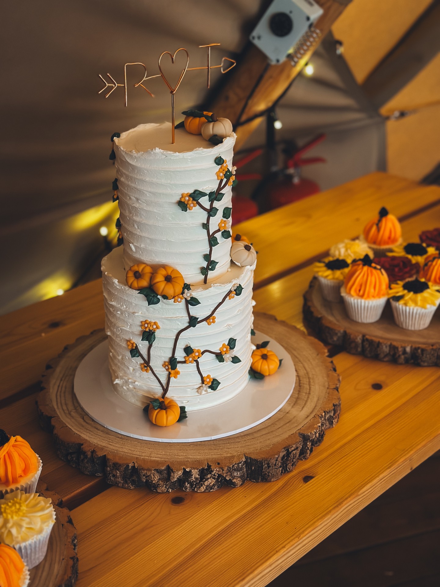 Autumn weddings, but make it chic 🍂✨
This buttercream beauty was created for Natasha & Ryan’s gorgeous tipi celebration at Elmbridge Farm, complete with sugar vines, handmade pumpkins and matching cupcakes for the perfect rustic touch 🤍
A modern twist on a classic autumn design… elegant, cosy and delicious.
💬 Would you go for an autumnal theme for your big day?
📸 Save this for your wedding inspo board
💍 Enquire via my website: www.kimberlyjaynecakedesign.co.uk
#kimberlyjaynecakedesign #weddingcakeinspo #autumnwedding #buttercreamcake #weddingcakedesign #luxuryweddingcake #ukweddingcakes #southwestweddings #elmbridgefarm #rusticweddingstyle #weddingcupcakes #modernbuttercream #sugarflowers #cakestyling #weddingflorals #weddingcakeideas #barnwedding #tipiwedding #bride2026 #weddingdetails #ukbride #weddingplanning #fineartcake #buttercreamweddingcake