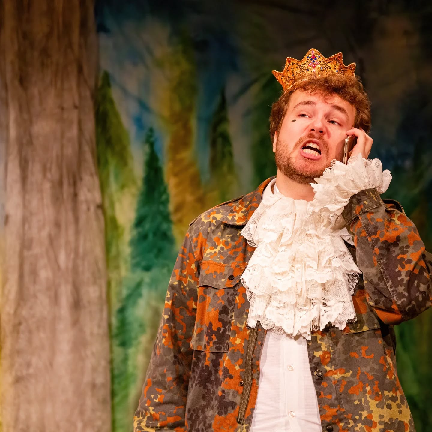 "No en varmalla mene sovittamaan lasikenkää tai mitään muutakaan kenkää kenenkään hikiseen jalkaan!"
Tervetuloa katsomaan mitkä muut enon mielestä tärkeät prinssilliset asiat ovat Prinssi Uljas-Kulta von Fyffen mielestä tyhmiä ja ällöttäviä!
Ootko mun kaverlji? Joensuun Pakkahuoneella, ensi-ilta 14.11. klo 18.
Liput 20€/13€
Perhelippu 50€/40€
Hanki liput Vääräpyörän kotisivuilta, linkki profiilissa, tai varaa ovelle vaarapyora@gmail.com
#musiikkinäytelmä #lastenteatteri #teatteri #joensuunpakkahuone #joensuu #kulttuuri #lastenkulttuuri #musiikkiteatteri