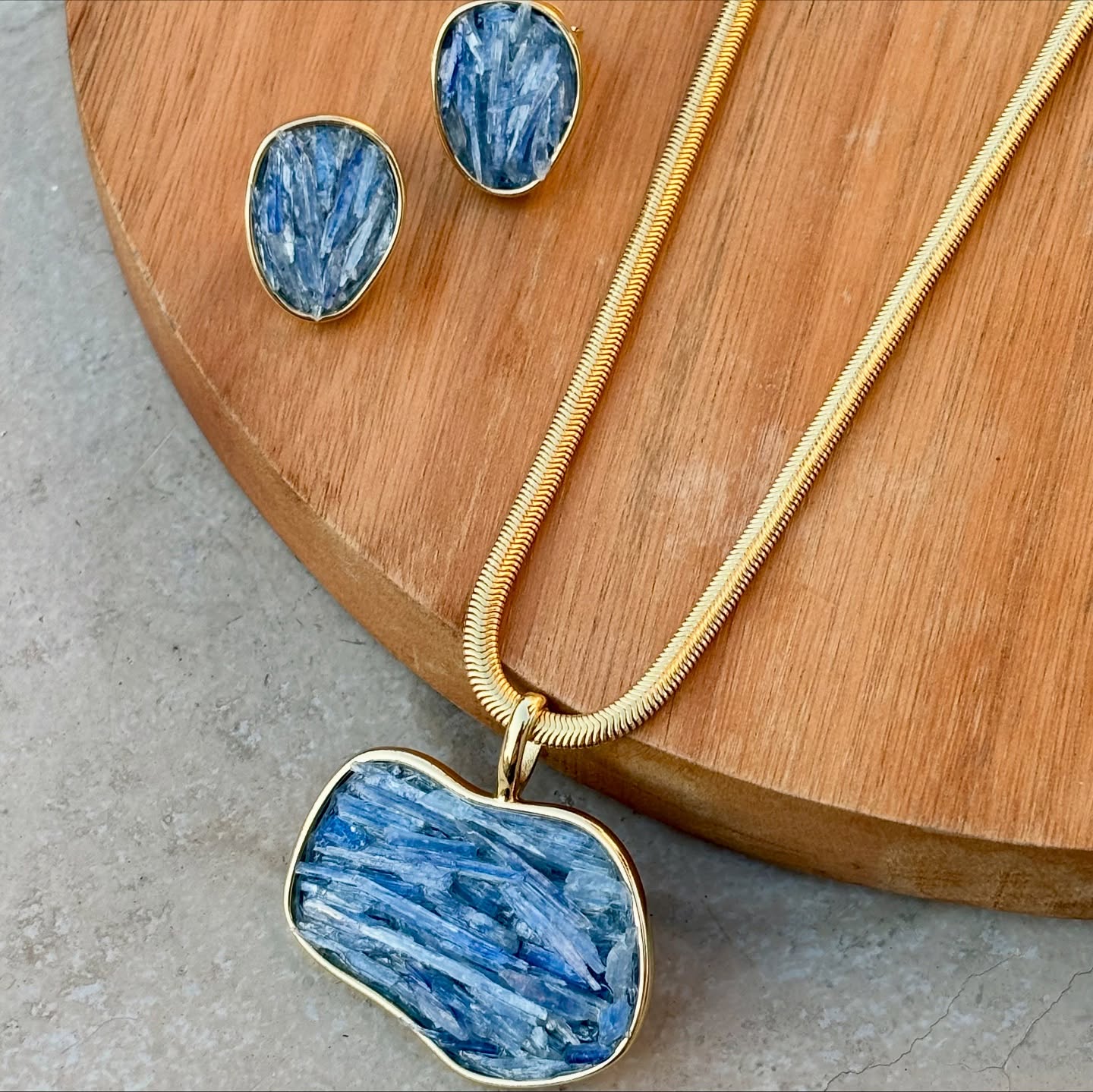 ✨ Cianita Azul: elegância natural em cada detalhe. ✨
Um conjunto que transmite força, serenidade e autenticidade — assim como você. 💙
📿 Banho dourado + pedra natural
Disponível na Turmalina Acessórios
#TurmalinaAcessórios #CianitaAzul #SemijoiasDePedraNatural #AcessóriosFemininos #EstiloComPropósito