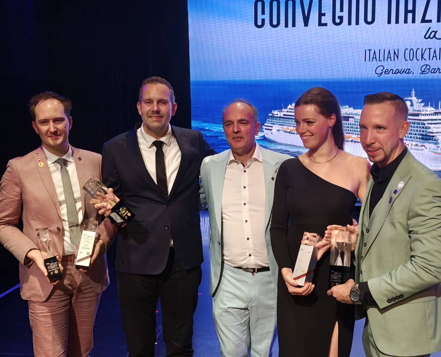 European Cocktail Champion
🏆 Tschechien Martin Vogeltanz
2. Platz Ungarn Norbert Roth
3. Platz Frankreich Pierre Munier
Beste Decoration
Polen Agnieszka Cie`slar
Beste technische
Frankreich Pierre Munier