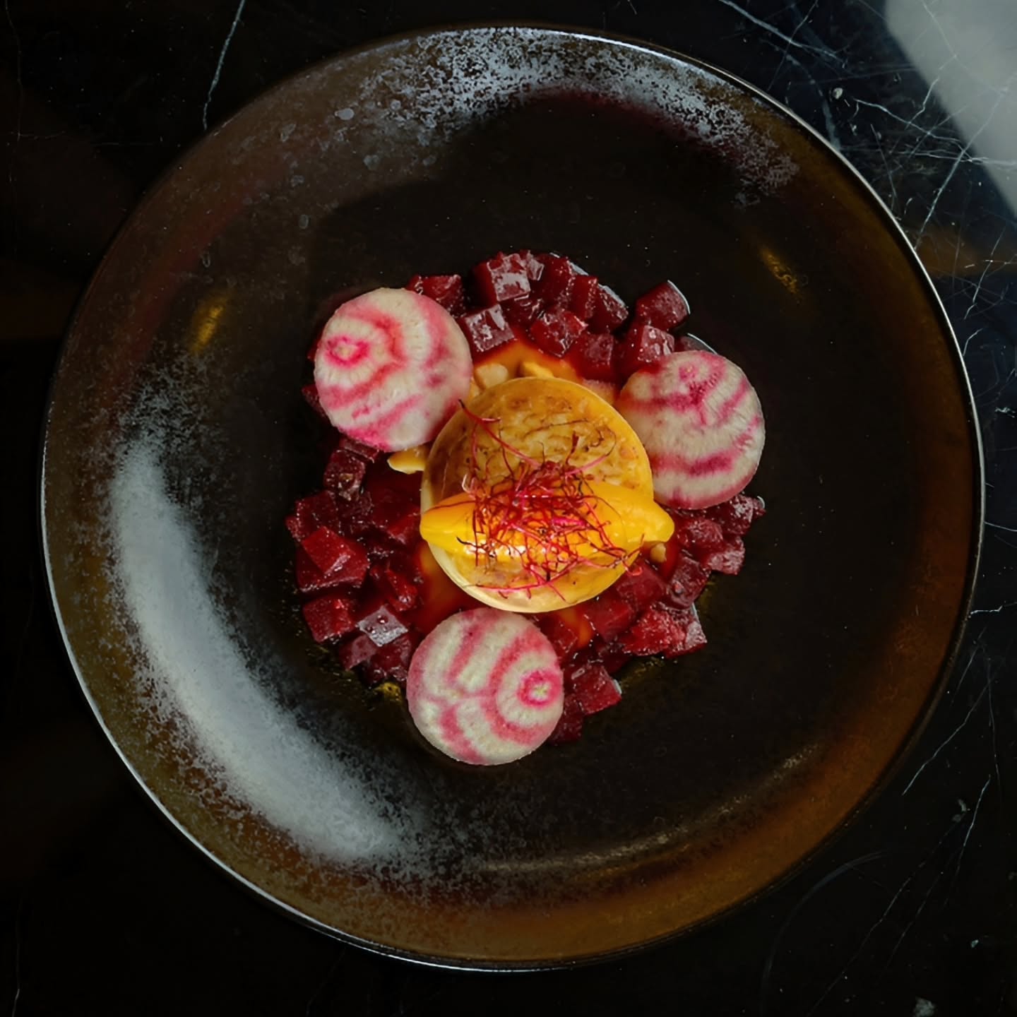 Brunoise de betterave et tomme fondante, crème de potimarron, confit d'abricots secs, éclats de noisettes torréfiées, pickles de betterave Chioggia
📷 @pierremenoux