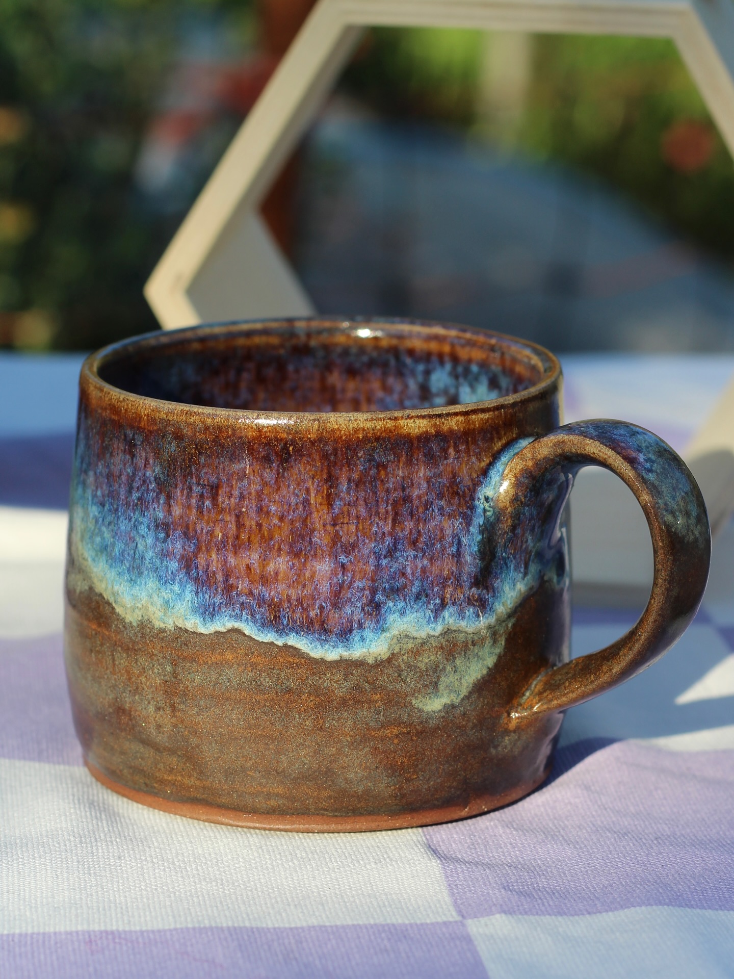 Throwback to the weekend at @garden_folk_bristol where the sun made everything extra glowtastic. This one didn’t go home with anyone so it’ll be coming with me to my next market at the @ardagh_foodandcraft_market on the 8th November. Hopefully see you there! #jenmakespots #ardaghmarket #bristolpotter #glowtastic #gardenfolkbristol #howisitnovembertomorrow