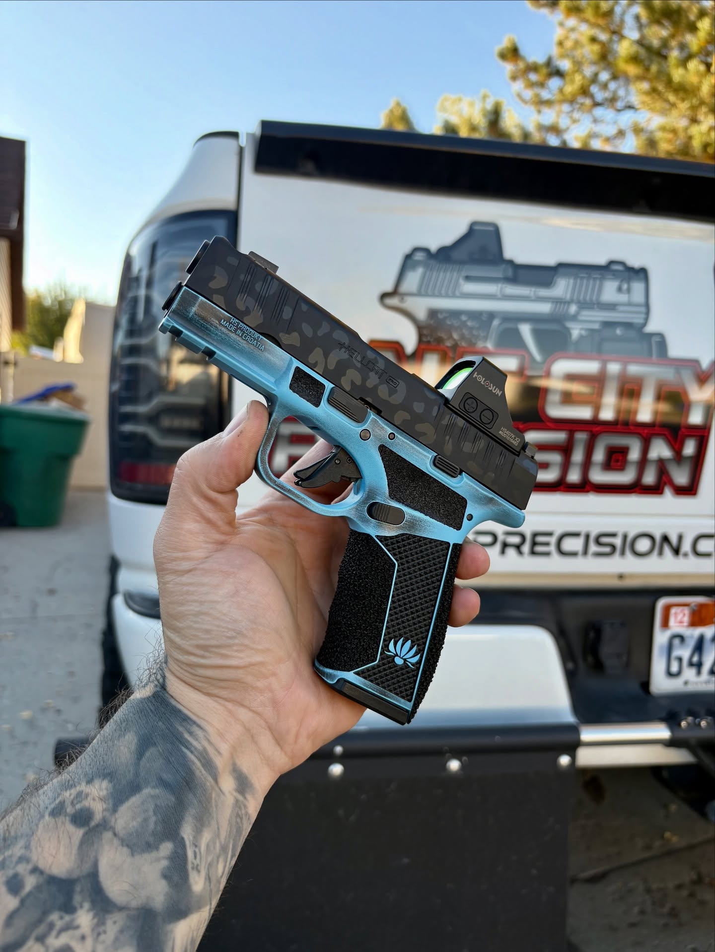 Hellcat Pro Comp — Battleworn Blue Raspberry finish, Black Leopard slide, aggressive knurled hybrid stipple, and a Holosun 407K dot up top.
#CustomBuild #HellcatPro #Holosun407K #EDC #PewPew #GunBuilds #RangeReady #TacticalLife #CustomGuns #GunGoals #EDCcommunity #Cerakote #Stippled #Holosun #SmallBusiness #CustomShop #MadeInUSA #SupportLocal