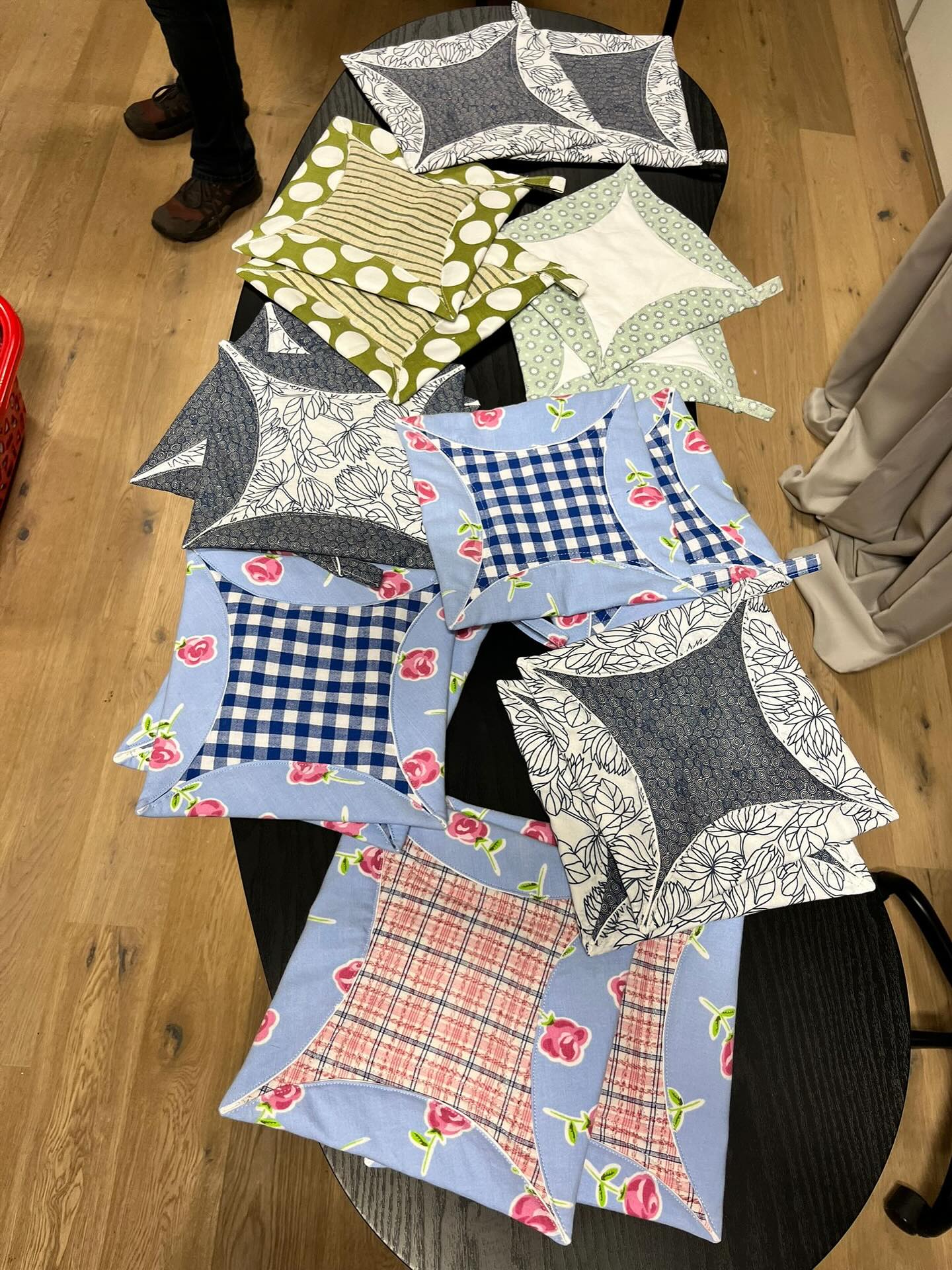 Gestern hatten wir unseren ersten Nähworkshop. Die Teilnehmer durften aus alten Stoffen mit Erinnerung tolle Topflappen nähen. Toll geworden oder? #kunstschalterschemmerberg