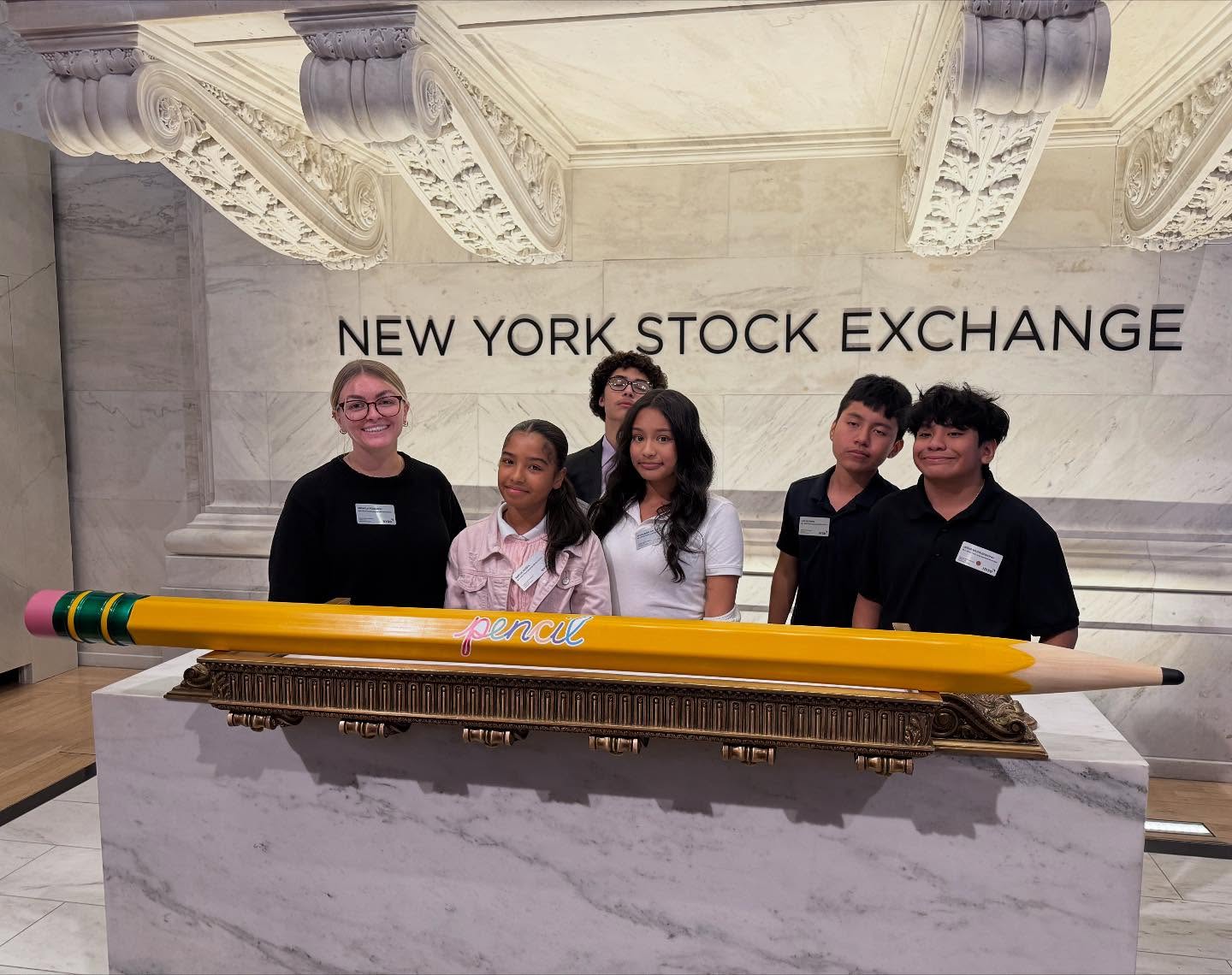 Gracias to our friends from @pencilorg for inviting us to the floor of the @nyse today! 🔔 💰 📈 #fieldtrip #partnership #community #dlmsfamilia @nycdistrict3