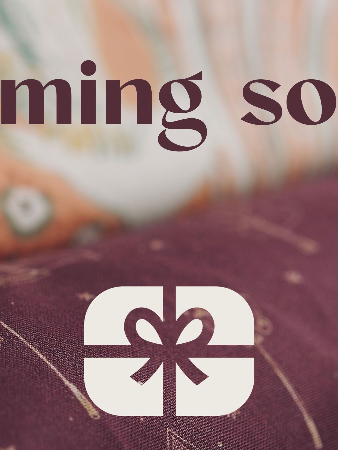 neuer Look ✨ gleiche Mission 🚀 stay tuned 😍
•
•
•
#Geschenkstoff #nachhaltigschenken #wiederverwendbar #stoffstattpapier #keinmüll #zerowaste #comingsoon #ecofriendly #nachhaltig #weihnachten