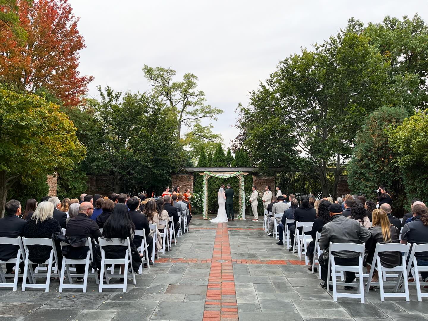 Fall is in full effect and this last wedding took us to Winnetka for this magical courtyard ceremony and cocktail hour.
Venue: @communityhouse_winnetka