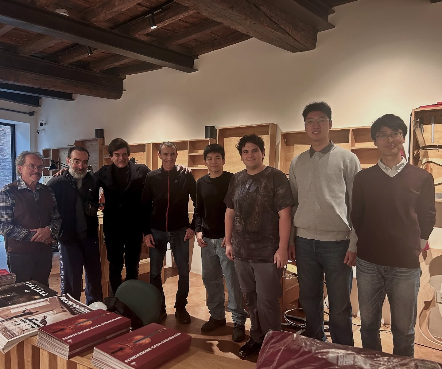 Un nuovo percorso ha inizio a Casa Stradivari.
Oggi accogliamo i nuovi allievi del Corso di Alto Perfezionamento in Liuteria, pronti a portare avanti l’eredità della liuteria cremonese.
Benvenuti Angelo Rapaccioli Morassi (@a.r.morassi), Daichi Sakamoto (@daichiviolins_416), Soma Suzuki (@suzuki_soma) e Qingyuan Wang (@wangqingyuan713) - che questi mesi insieme siano ricchi di apprendimento, innovazione, sperimentazione e tanta musica.
E un caloroso bentornato ai Maestri Davide Sora, Marcello Ive e Primo Pistoni (@pistoniviolins), guide fondamentali del nostro percorso formativo!
A new journey begins at Casa Stradivari.
Today we welcome the new students of the Violin Making Master Program, ready to carry forward the legacy of Cremona’s violin-making tradition.
Welcome Angelo Rapaccioli Morassi (@a.r.morassi), Daichi Sakamoto (@daichiviolins_416), Soma Suzuki (@suzuki_soma) and Qingyuan Wang (@wangqingyuan713) - may these months together be filled with learning, innovation, experimentation and music.
And a warm welcome back to Masters Davide Sora, Marcello Ive and Primo Pistoni (@pistoniviolins), essential guides in our educational path!
#CasaStradivari #FabriziovonArx #Cremona #Liuteria #DavideSora #MarcelloIve #PrimoPistoni #ViolinMaking