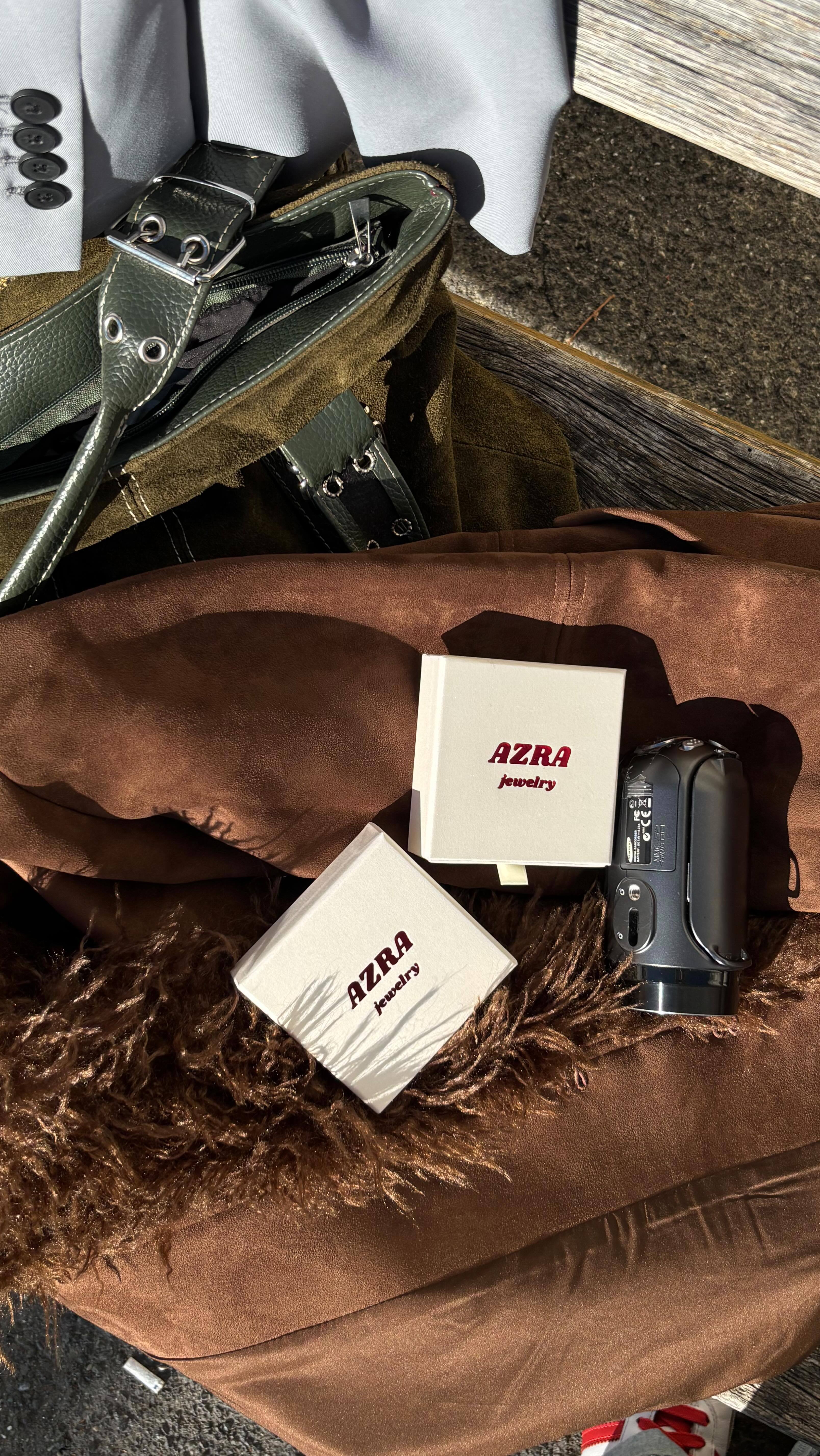 Nije inače ovako ali je bilo hitno za photoshoot 🫣
web: azraajewelry.com 🤎