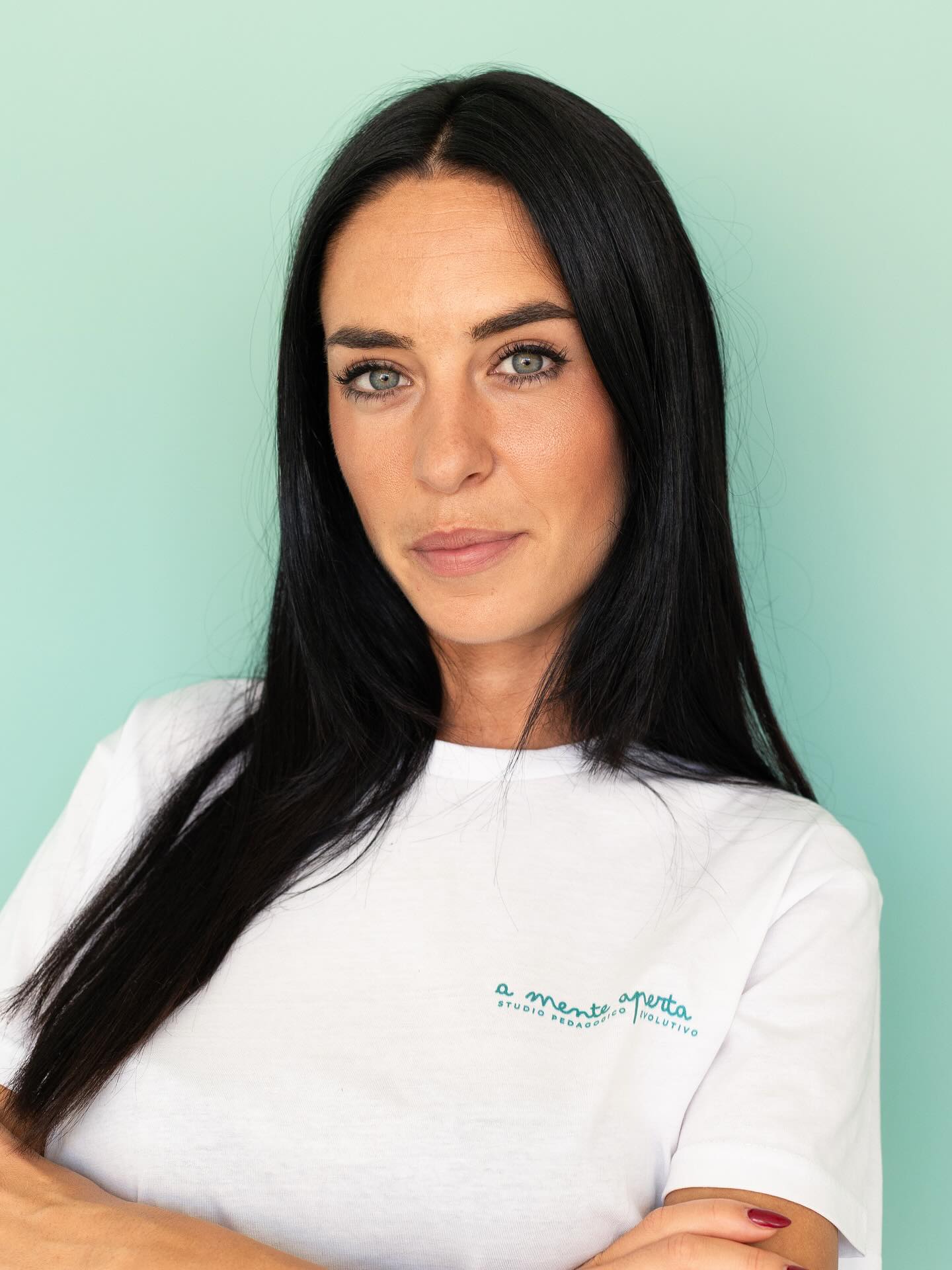 Ci presentiamo …
✨ Virna Braglia ✨
Insegnante con Master di specializzazione in DSA e Tutor dell’apprendimento specializzata nei disturbi comportamentali e del neurosviluppo. Progetto e conduco percorsi individualizzati di potenziamento delle abilità scolastiche (lettura, scrittura, calcolo, comprensione del testo), con approccio metacognitivo e utilizzo di strumenti compensativi e appositi software. Lavoro per sviluppare l’autonomia nello studio, il metodo di lavoro e la gestione delle emozioni, con particolare attenzione ai bisogni educativi speciali (BES), ai disturbi dell’attenzione (ADHD) e disturbi comportamentali.