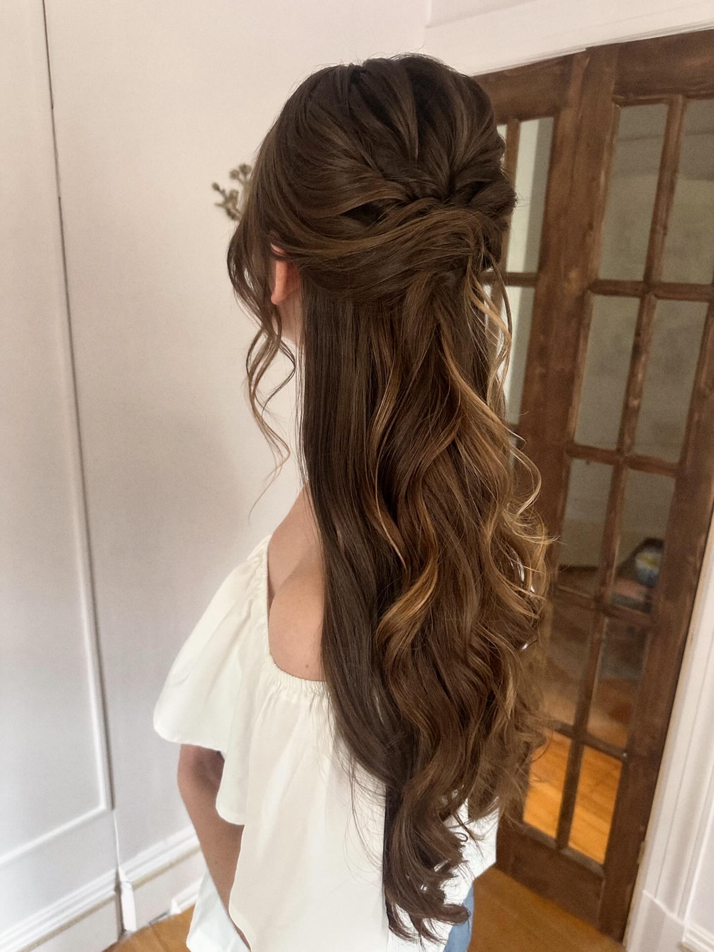 𝑳𝒐𝒗𝒆𝒅 𝒄𝒓𝒆𝒂𝒕𝒊𝒏𝒈 𝒕𝒉𝒊𝒔 𝒔𝒐𝒇𝒕 𝒉𝒂𝒍𝒇-𝒖𝒑𝒔𝒕𝒚𝒍𝒆 🤍
Had such a fun morning last week with @lucja.bridalstylist
I got to create this romantic half-up half-down style for her!
#dmvhairstylist #dmvweddings #baltimoreweddings #dmvbrides #dmvbridalmakeup #dmvweddinghair #annapolisweddings #annapolisweddinghair #schwarzkopf #aiirprofessional #ghd #ghdhairpro #halfup #weddinghair #romantichairstyles #longweddinghair