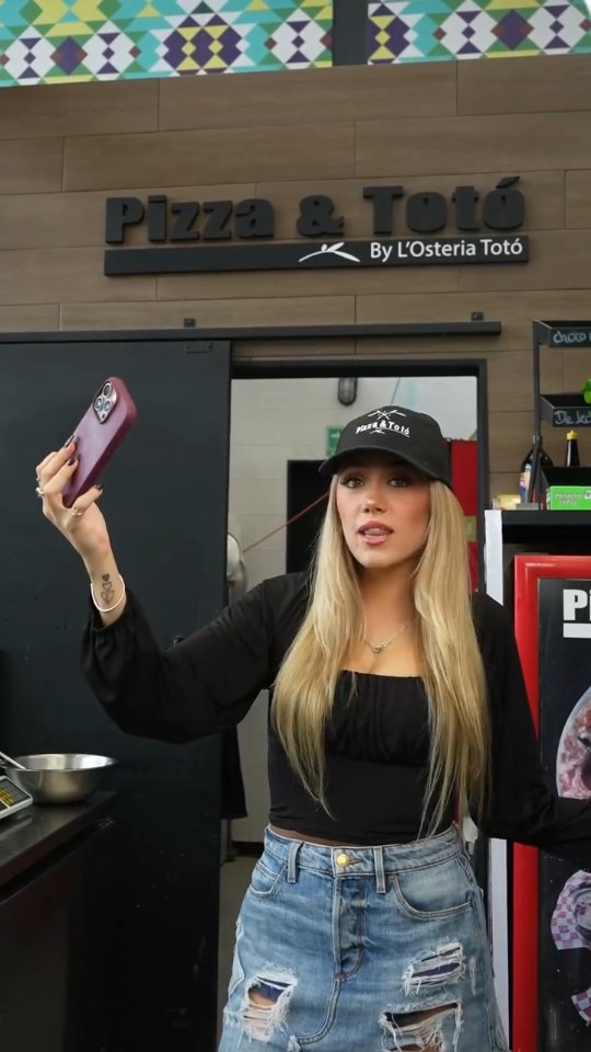 Cuando dices “soy la cara de la empresa” pero tu compañera no está de acuerdo… 👀😂
Mientras ellas se divierten, tú disfruta del verdadero protagonista: ¡nuestras pizzas artesanales! 😎✨
👉 Tu pizza favorita te espera en Explanada Pachuca, Explanada Puebla, Santa Matilde, o llega hasta ti por Uber Eats o Rappi.
.
.
.
#PizzaLovers #PizzaSaludable #CocinaItaliana #ItalianFood #PizzaDeliciosa #HealthyPizza #PizzaSinCulpa #AmantesDeLaPizza