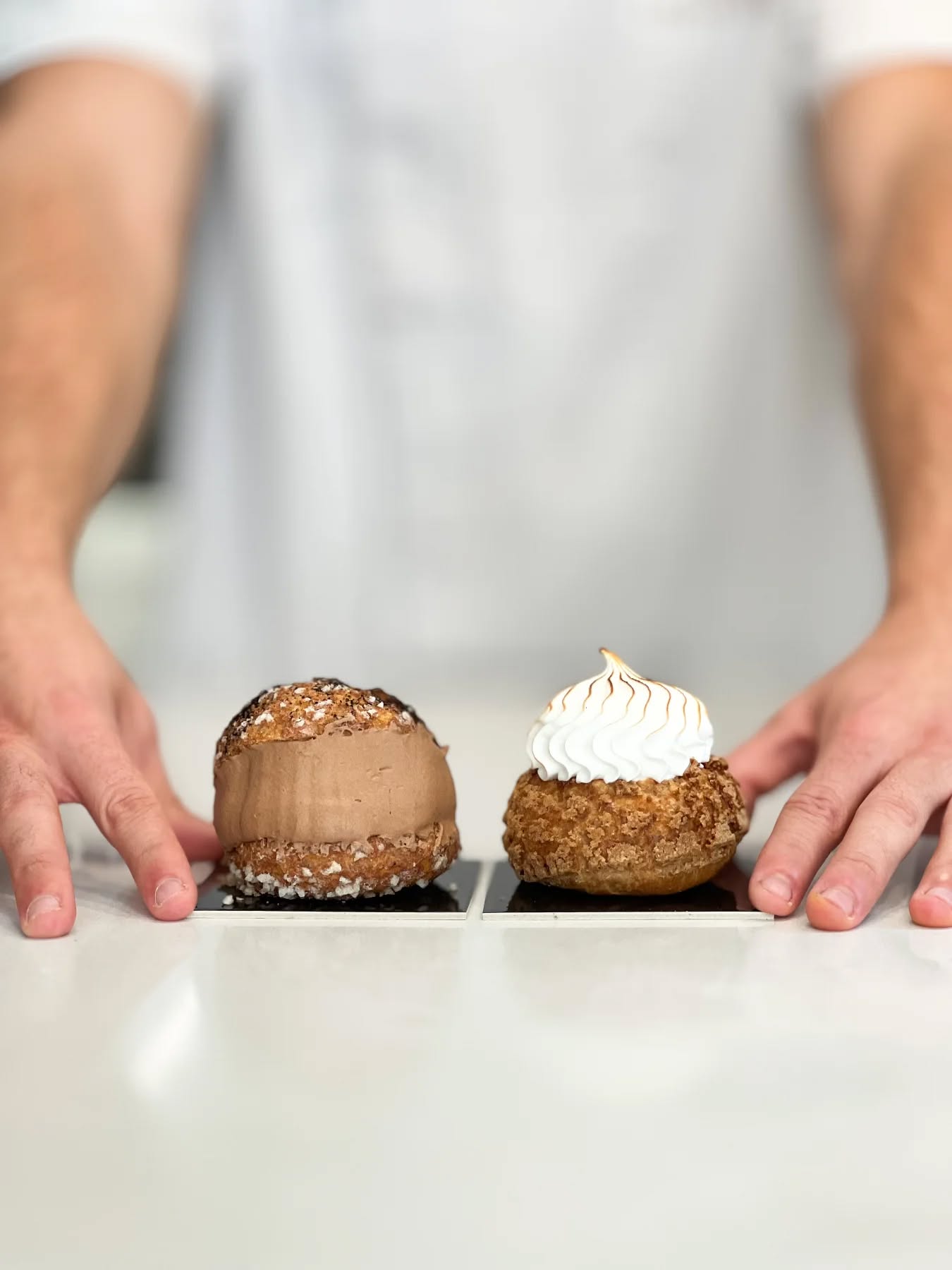 Deux nouveautés à découvrir chez Jonathan Le Pùtissier
à gauche, la chouquette du moment : une chantilly chocolat onctueuse et des poires caramélisées au beurre salé, pour une douceur réconfortante.
Ă droite, le chou citron meringuĂ©, revisitĂ© avec une crĂšme citron vert lĂ©gĂšre et acidulĂ©e, surmontĂ©e dâune meringue italienne dorĂ©e.
Deux créations, deux ambiances⊠à déguster selon ton humeur du jour.
Disponible dĂšs maintenant Ă la boutique.
Photo by @k_rolight_food