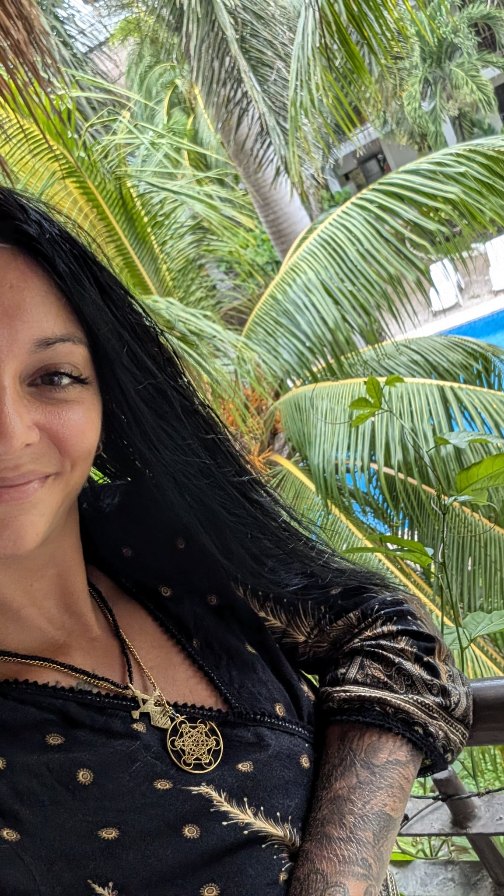 Mon paradis. Ma maison. Mon bureau...
Ici, je suis heureuse.
Ici, je suis libre.
C’est ici que j’ai commencé à réellement
VIVRE MA VIE.
Et tu sais quoi ?
Ce n’était pas une question d’endroit physique…
C’était le moment où j’ai enfin commencé à écouter mon cœur,
et à ressentir ce que toutes mes cellules me murmuraient depuis longtemps :
✨ Écouter mon coeur
✨ Aimer TOUT de moi
✨ Vivre MA vie et non celle des autres.
Alors aujourd’hui, je t’envoie ce message,
de mon cœur au tien. ❤️
👉 Va vivre TA vie.
Et si tu ne sais pas par où commencer…
je te comprends.....
Moi non plus, je ne savais pas au début.
J'ai déjà marché ce chemin,
et je peux le marcher avec toi.
Tu n'est pas seul ♥️
.
.
.
#vivremavie #liberté #voyagerverslafréquence #coeurouverts #femmeslibres #alignement #developpementpersonnel #reconnexion #expansion #voyageinterieur #spiritualité #oserêtre #coeurconscient #fyp #foryoupage #fypシ゚