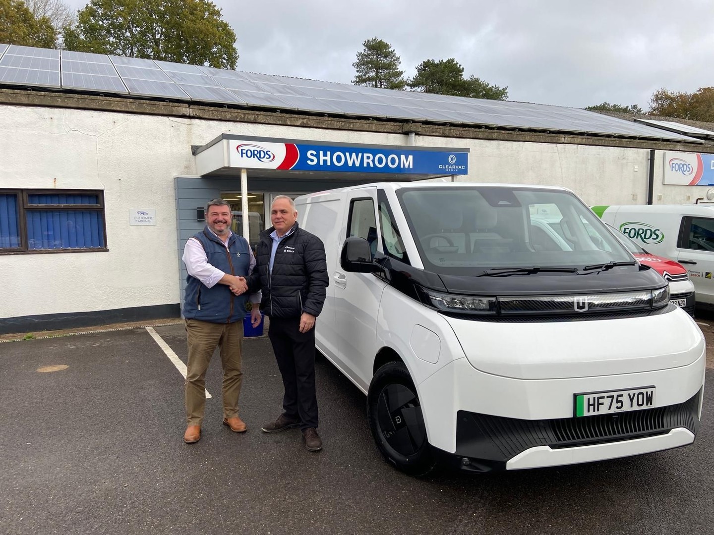 🔋 Another electric handover day in the South West!
A big thank you to Aaron Patch, Managing Director at Fords SW of Sidmouth, for welcoming us down for the handover of their new Farizon SV ⚡
It’s brilliant to see local businesses leading the charge in the transition to electric commercial vehicles. The SV combines innovation, comfort, and sustainability — built for businesses who want performance and lower running costs.
Here’s to many more zero-emission miles on the road ahead 🚐
#FarizonSouthWest #ElectricVans #EVFleet #SustainableTransport #FarizonSuperVan #FordsSidmouth #EVRevolution