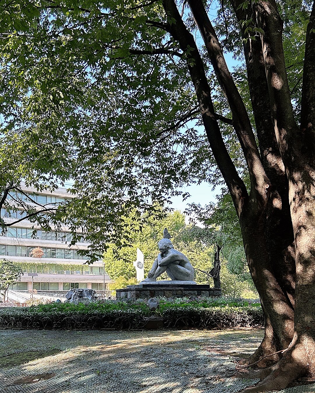 《夢》荒川公園(東京)
“Dream” Arakawa Park (Tokyo)
荒川区役所前に広がる公園には
北村西望の《夢》が設置されています🍀
1982(昭和57)年
区制施行50周年を記念して
東京荒川ライオンズクラブから
寄贈されました
「ねむの花 しばしまどろむ 夢の夢」
西望の句が添えられています✨
---------------------------------------------
In the park that stretches out in front of the Arakawa City Office stands Dream,
a sculpture by Seibo Kitamura.
Installed in 1982 to commemorate the
50th anniversary of Arakawa Ward.
Inscribed on the pedestal is Kitamura’s
own haiku:
“Silk tree blossoms,
drifting into slumber—
dream within a dream.”
#北村西望 #夢 #荒川公園 #荒川区
#パブリックアート #野外彫刻
#東京アートスポット
#真の平和を戦争なき世界を
#SeiboKitamura #Dream #ArakawaPark
#PublicArt #ArakawaCity #Sculpture
#TokyoArtSpot
#TruePeaceWarlessWorld
