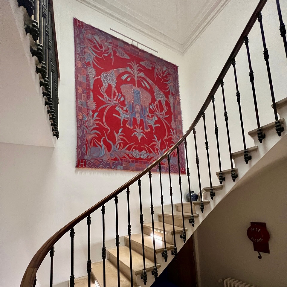 Tenture flottante d’un foulard Hermès.
Commande de l’agence @julien_toujan pour un particulier.